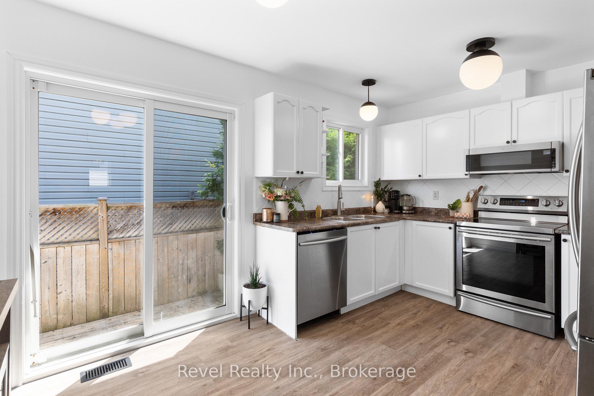 Photo 10 of 39 Springdale Drive, Kawartha Lakes, Lindsay — HOMEH