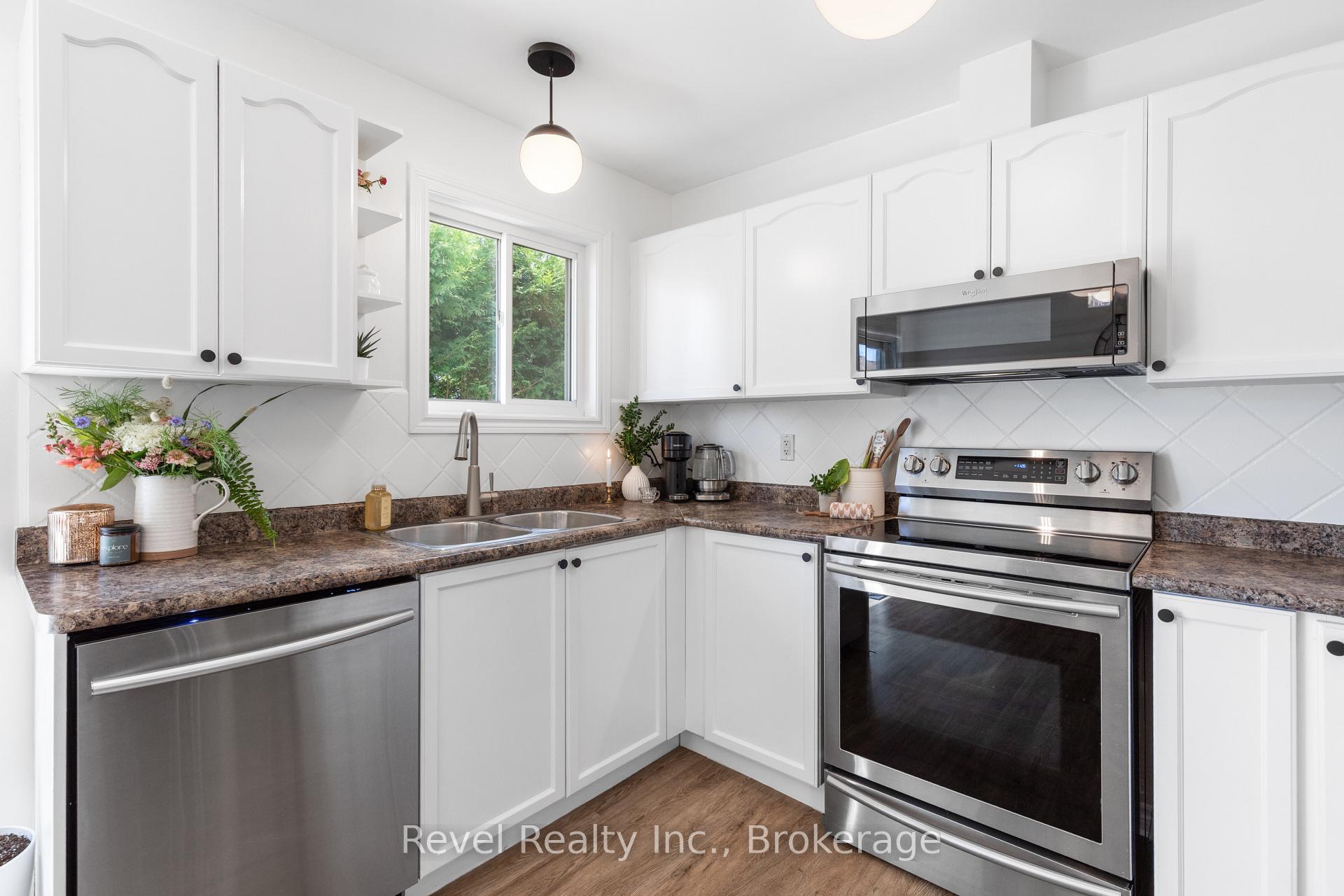 Photo 13 of 39 Springdale Drive, Kawartha Lakes, Lindsay — HOMEH