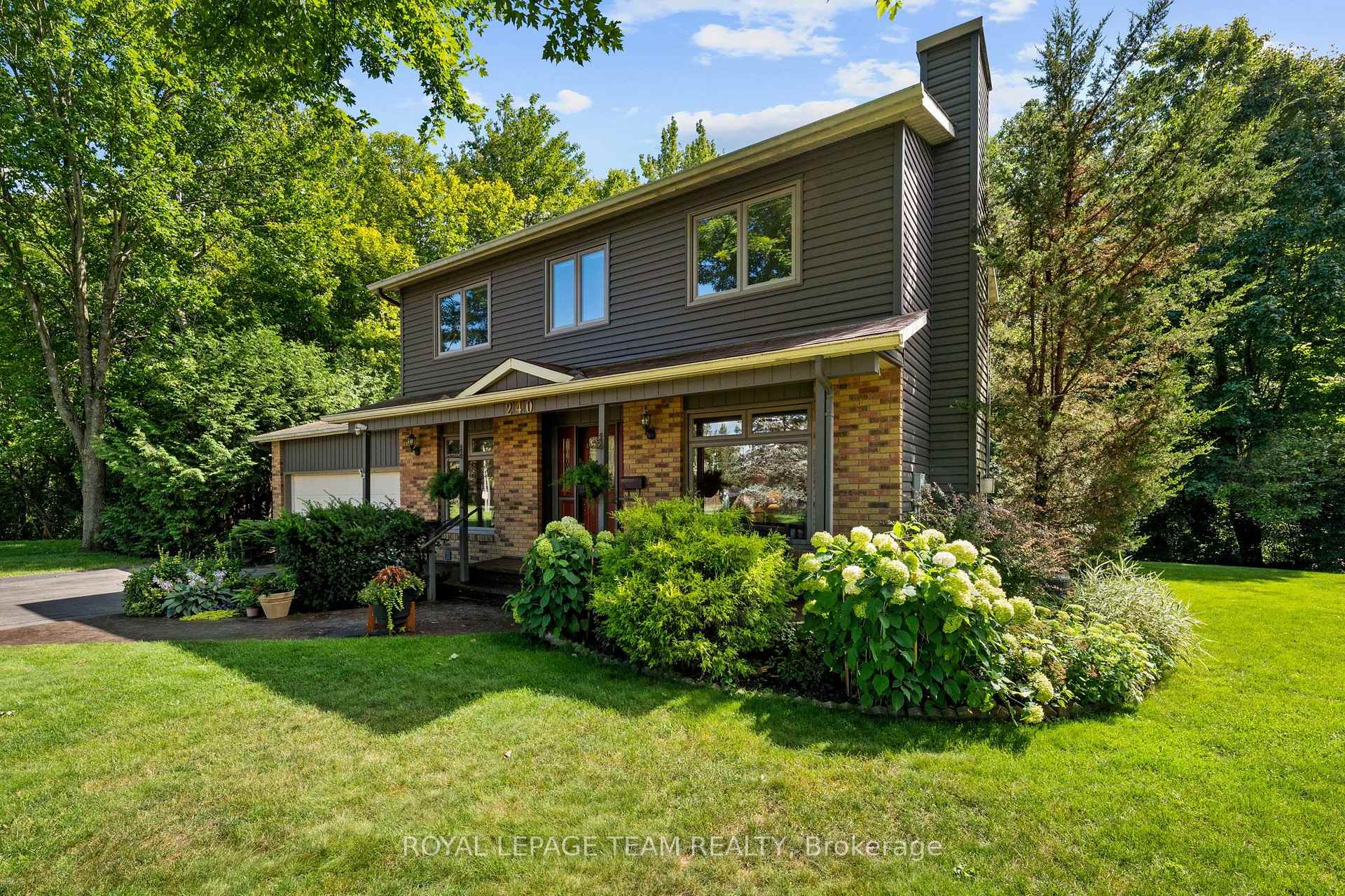 Photo 2 of 240 Hoylake Crescent, Ottawa, Bilberry Creek/Queenswood Heights — HOMEH
