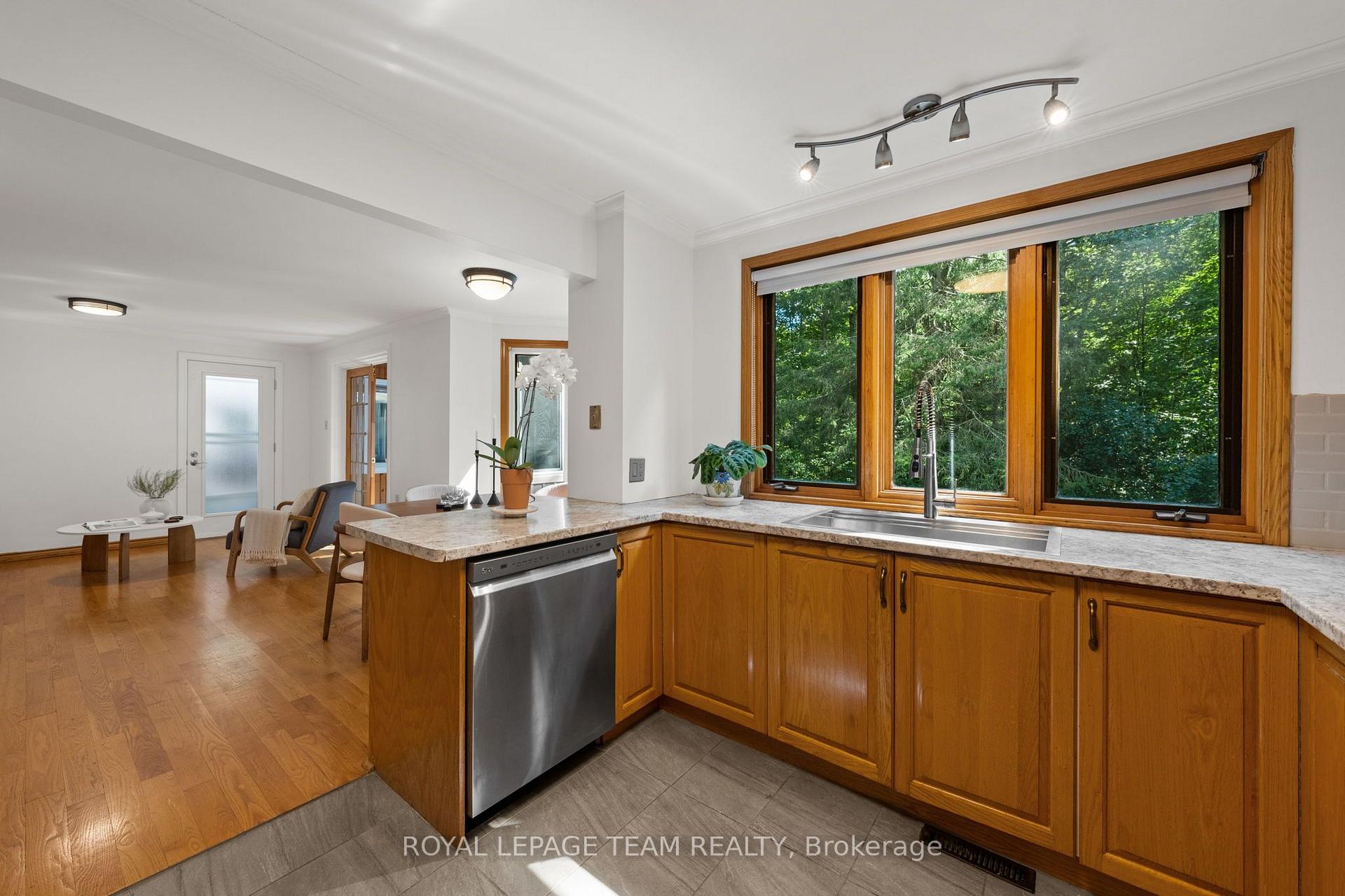 Photo 12 of 240 Hoylake Crescent, Ottawa, Bilberry Creek/Queenswood Heights — HOMEH
