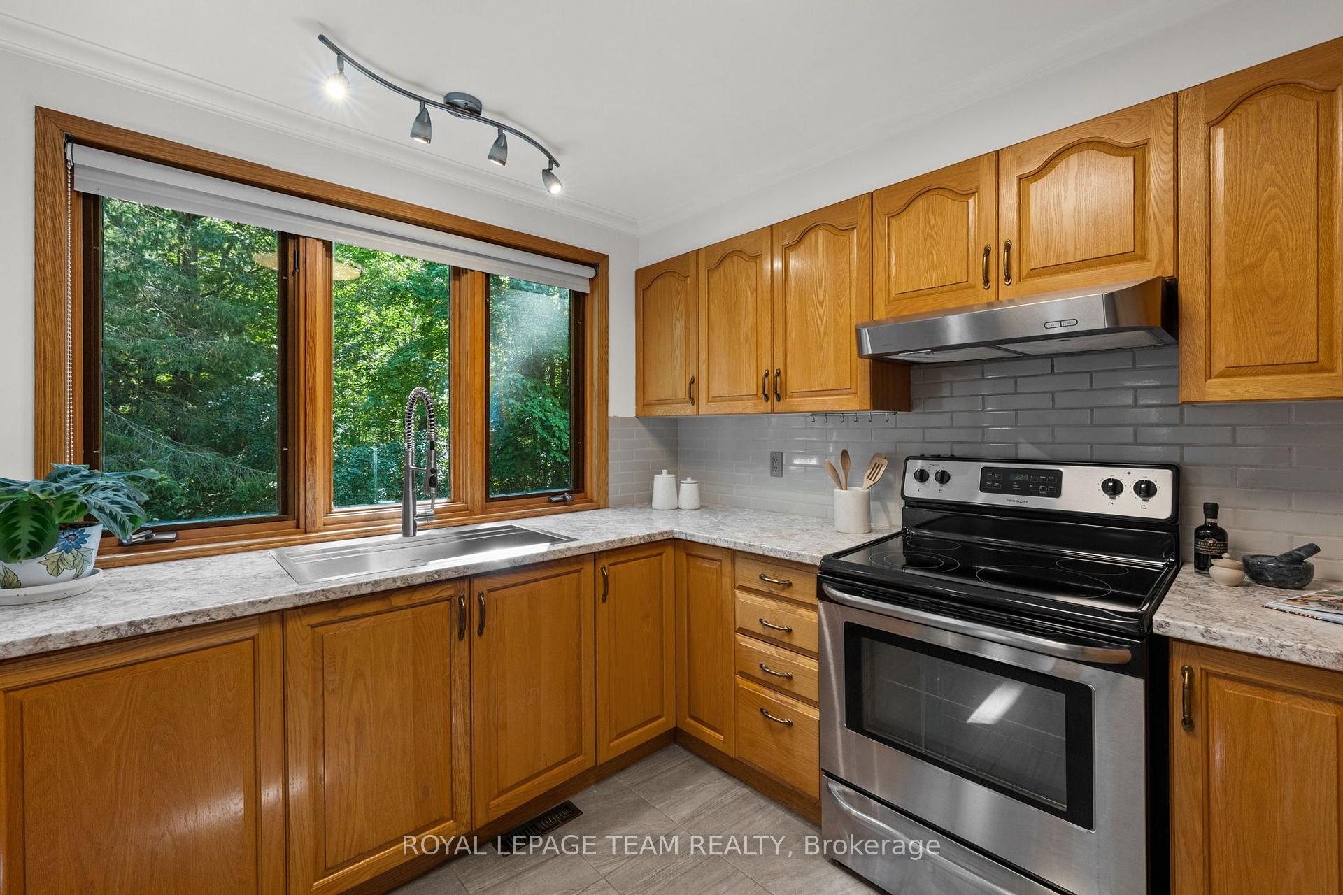 Photo 13 of 240 Hoylake Crescent, Ottawa, Bilberry Creek/Queenswood Heights — HOMEH