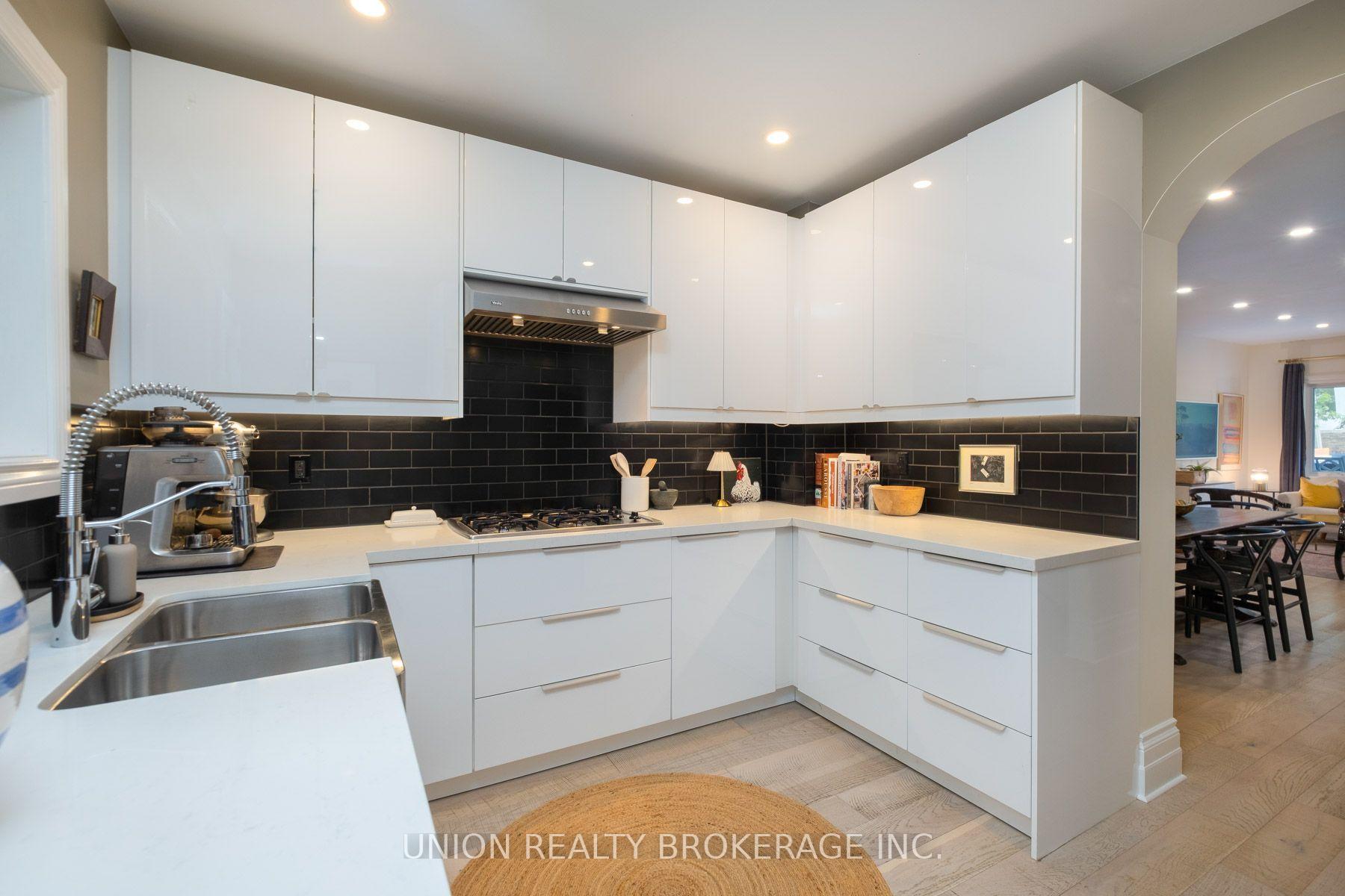 Photo 10 of 41 Turnberry Avenue, Toronto, Weston-Pellam Park — HOMEH