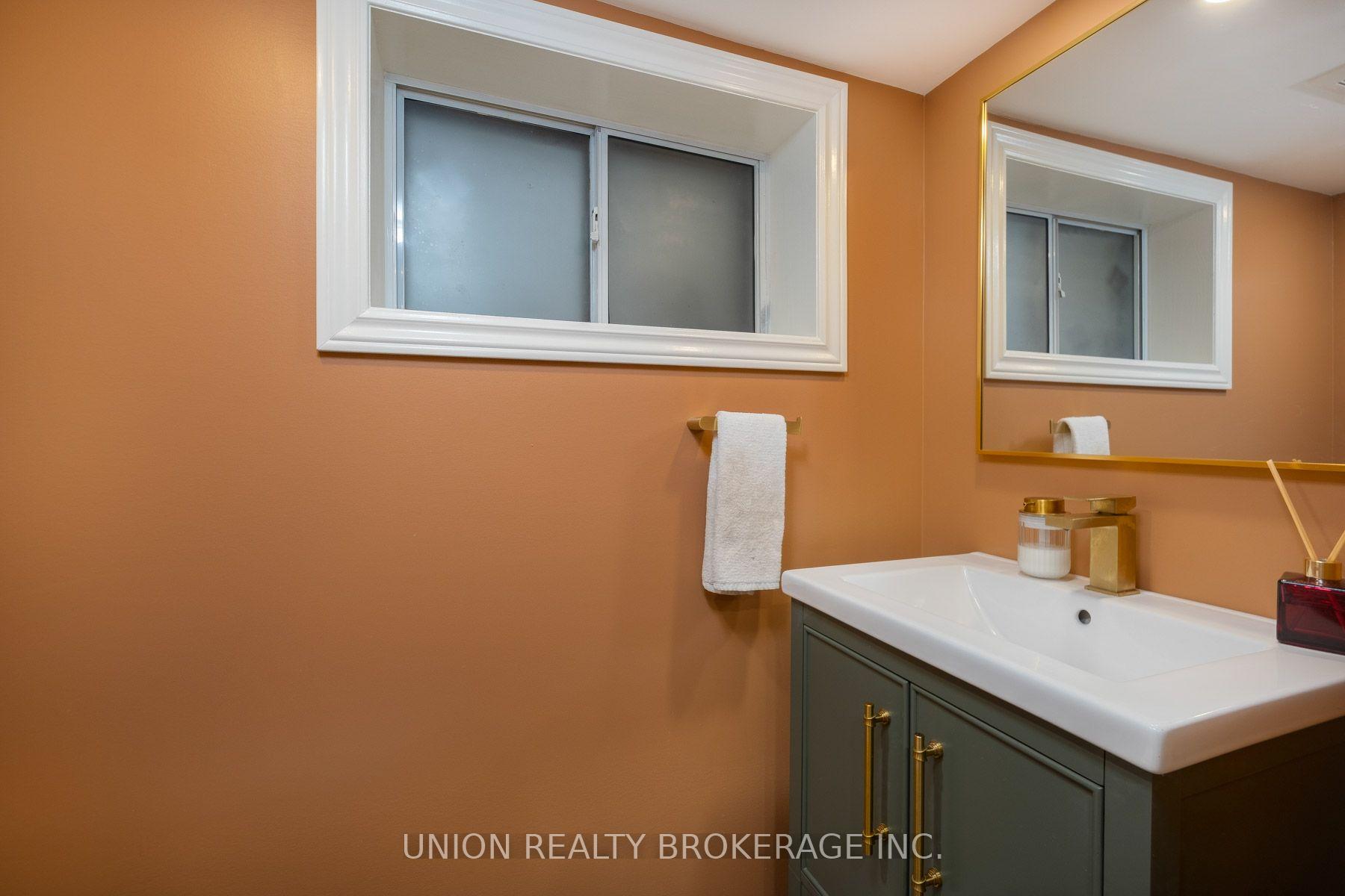 Photo 22 of 41 Turnberry Avenue, Toronto, Weston-Pellam Park — HOMEH
