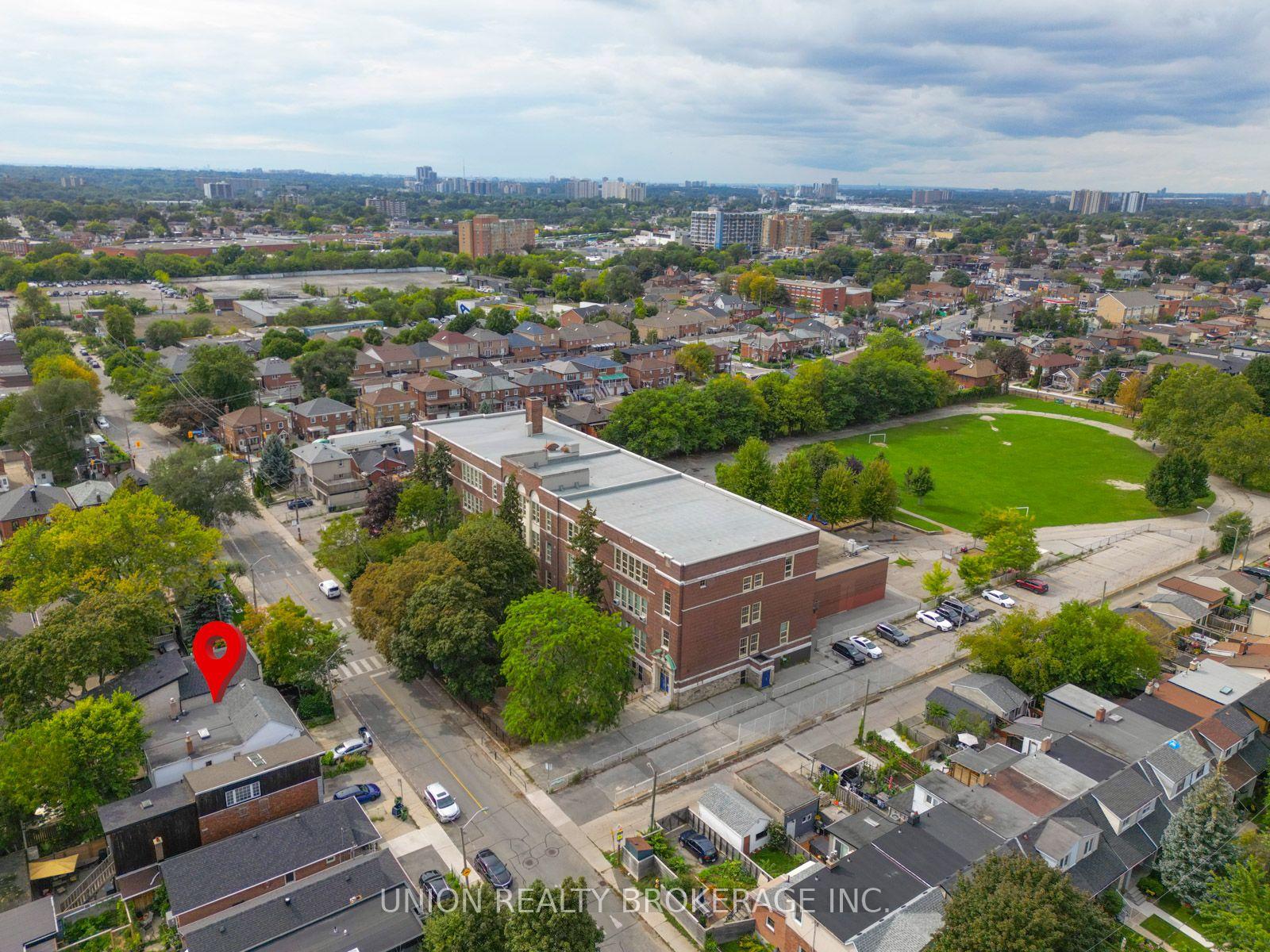 Photo 29 of 41 Turnberry Avenue, Toronto, Weston-Pellam Park — HOMEH