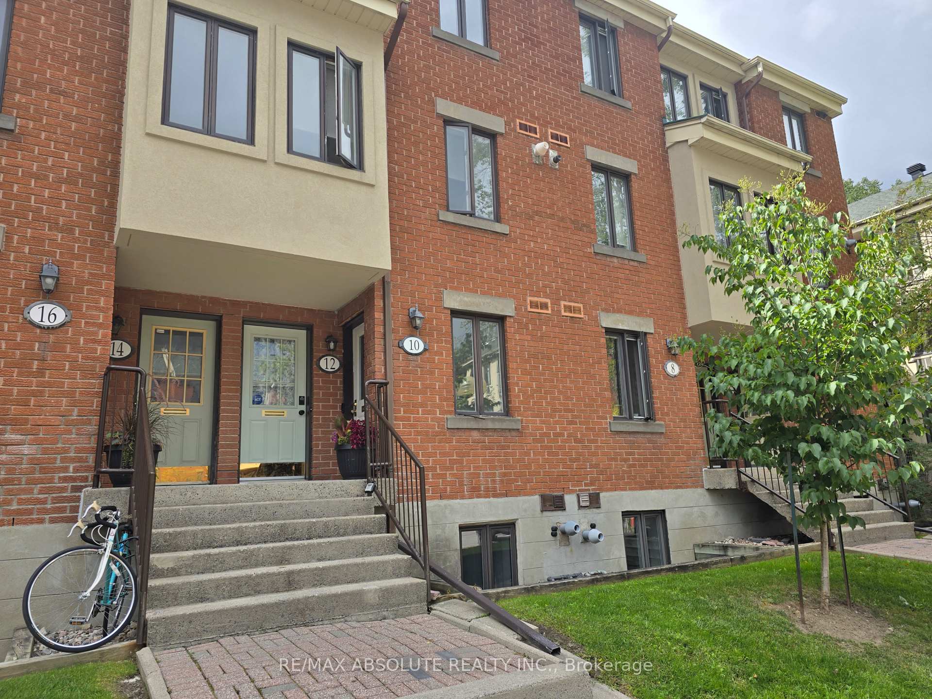 Photo 1 of 10 Crispin Private, Ottawa, Manor Park — HOMEH
