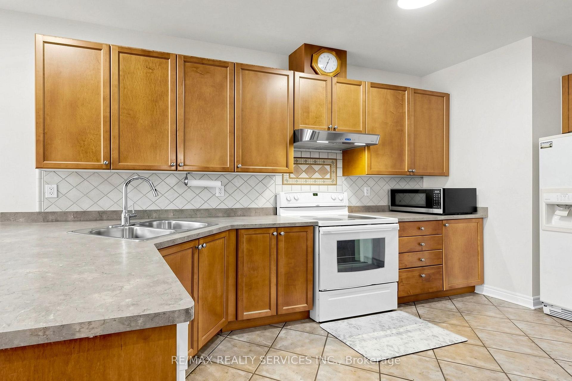 Photo 10 of 50 Rocky Point Crescent, Brampton, Madoc — HOMEH