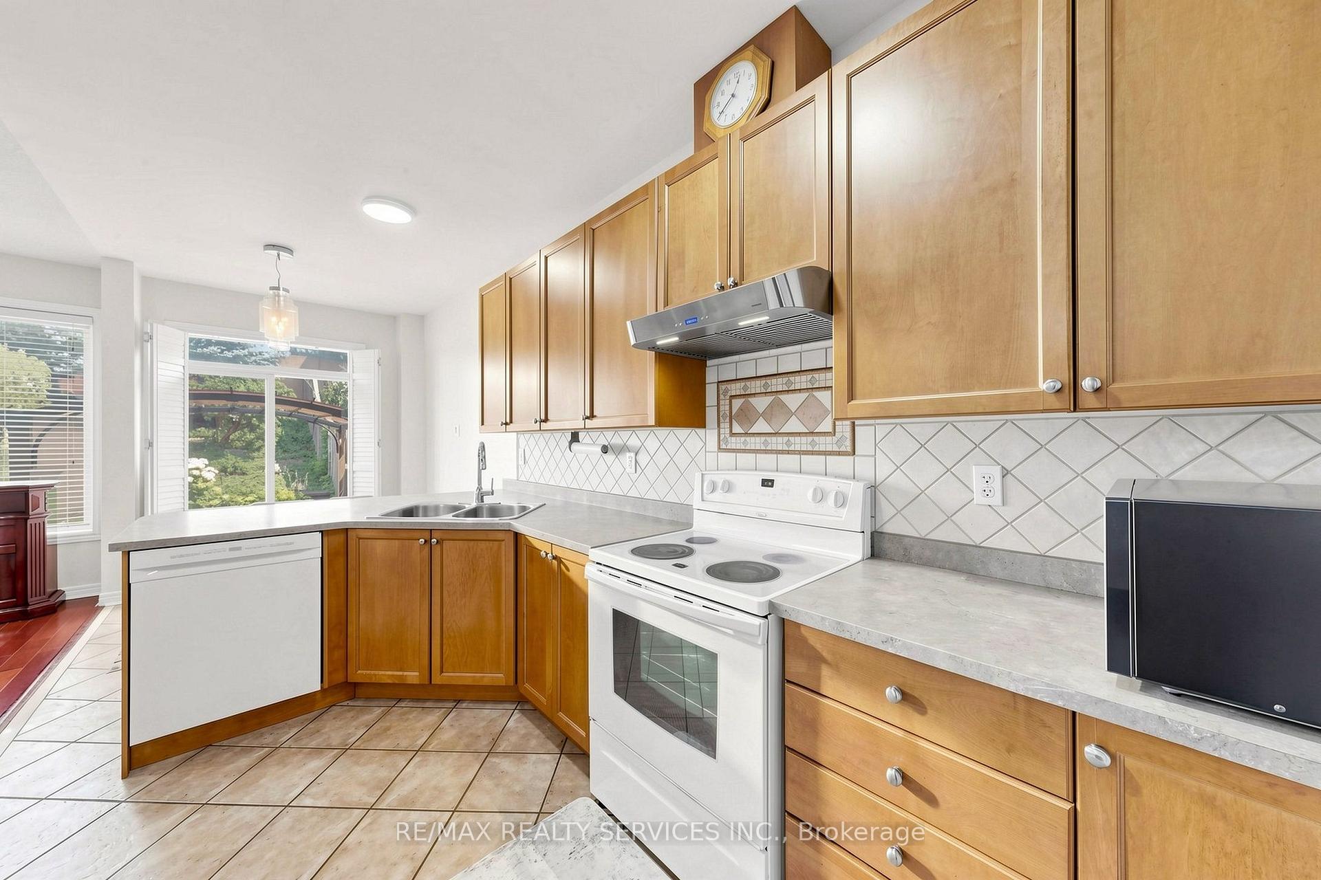 Photo 11 of 50 Rocky Point Crescent, Brampton, Madoc — HOMEH