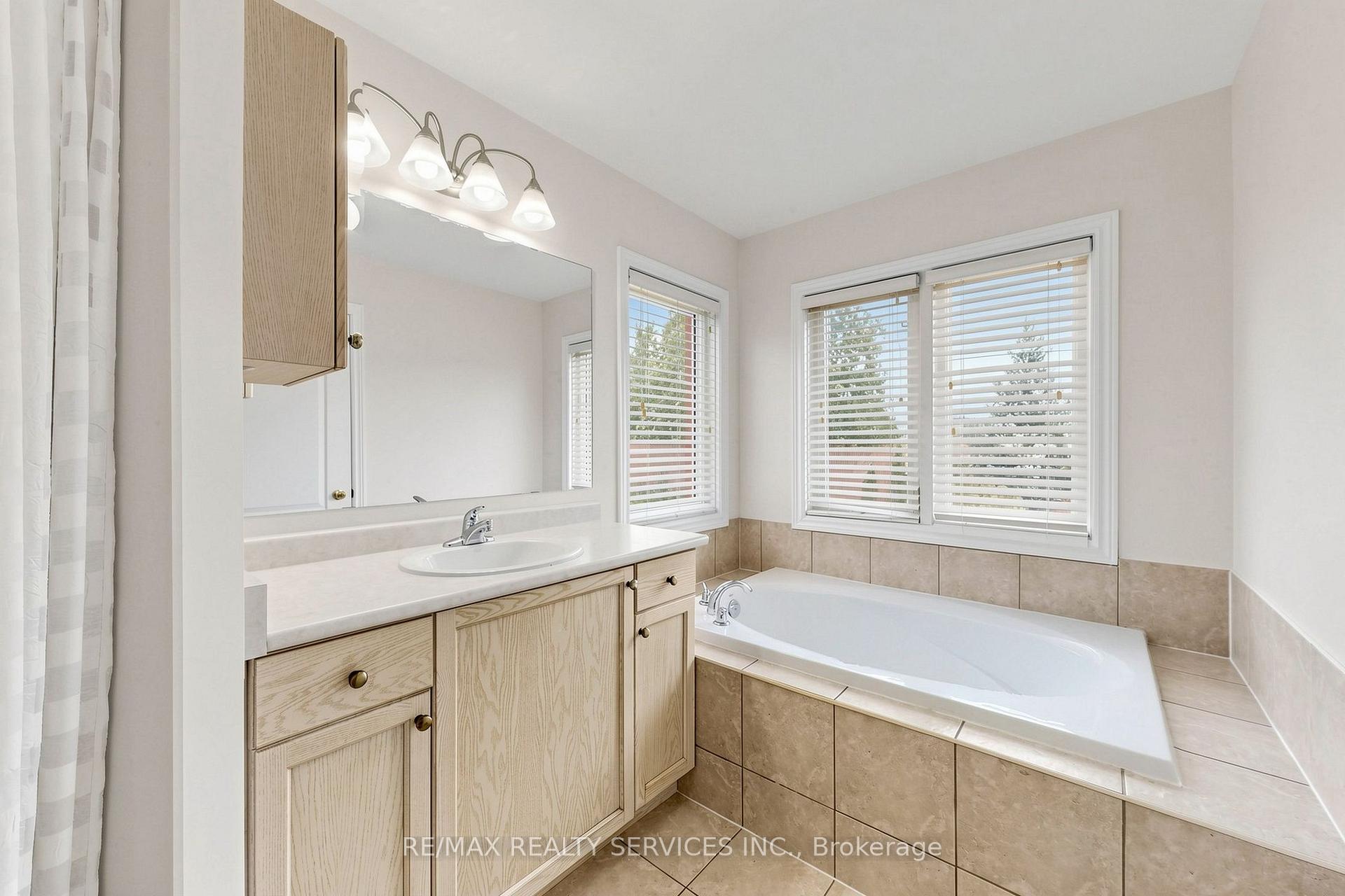 Photo 24 of 50 Rocky Point Crescent, Brampton, Madoc — HOMEH