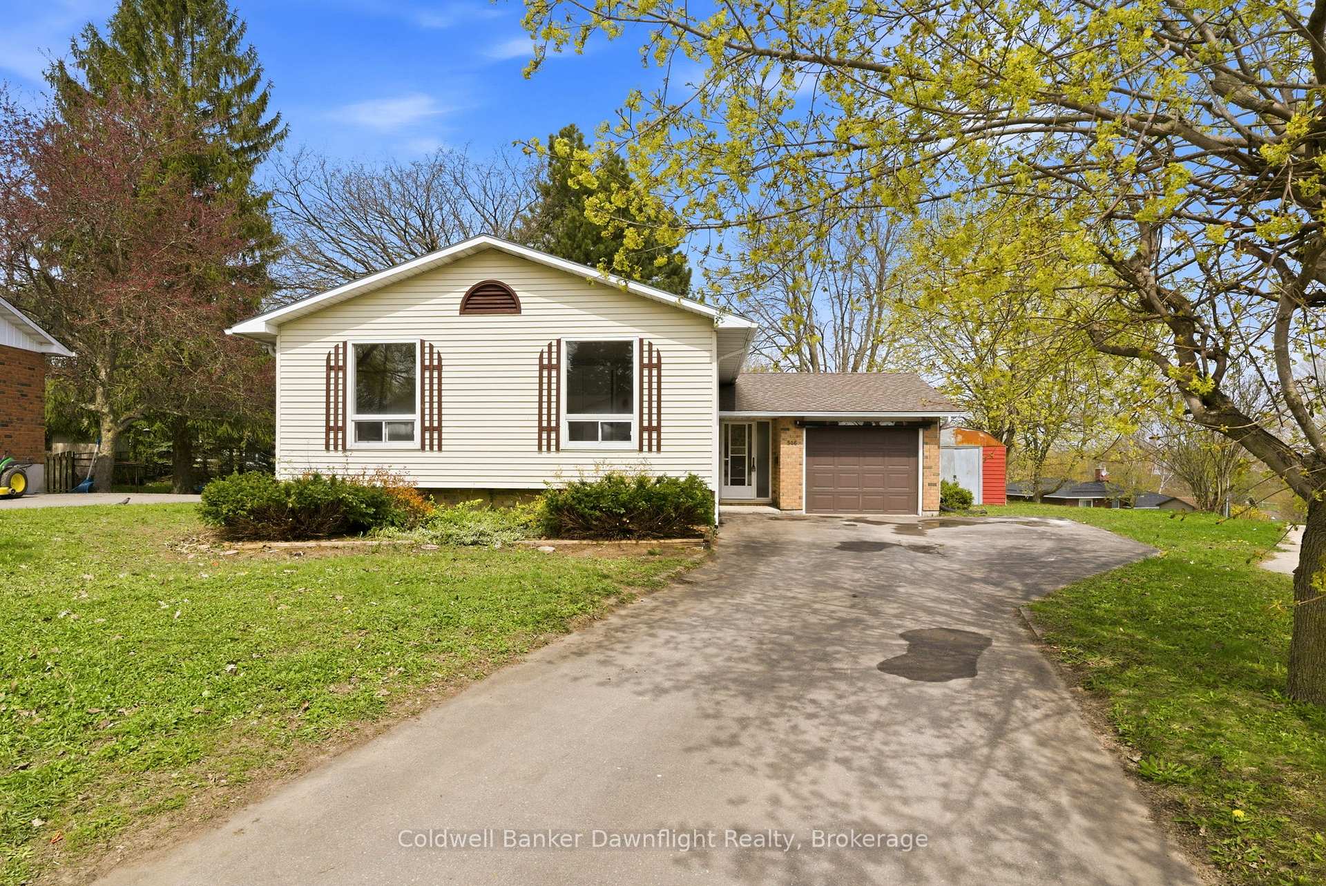 Photo 2 of 516 Maitland Court, North Huron, Wingham — HOMEH