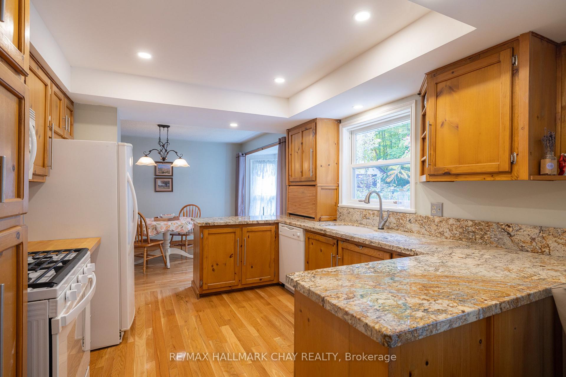 Photo 4 of 372 Lakewood Drive, Midland — HOMEH