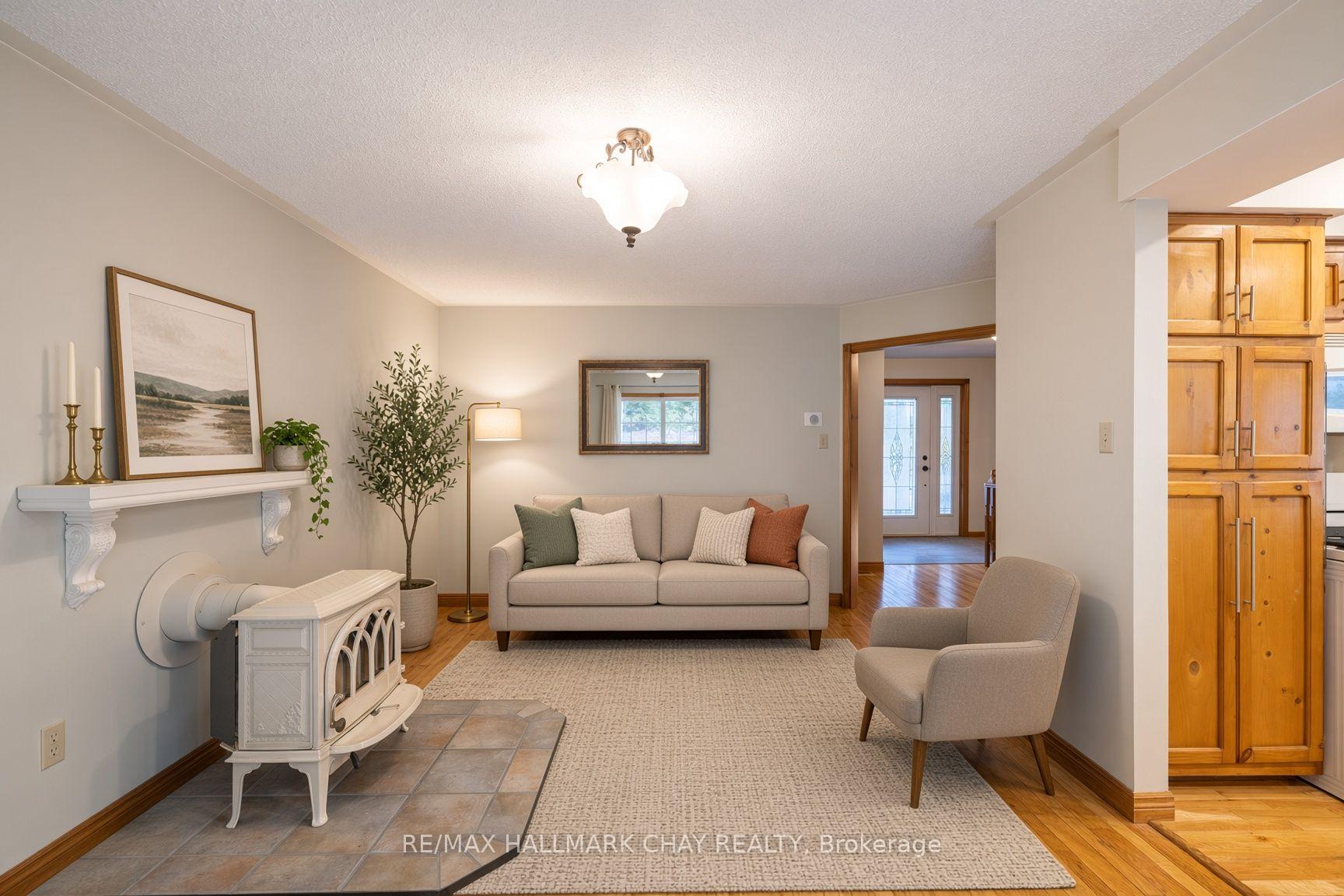 Photo 10 of 372 Lakewood Drive, Midland — HOMEH