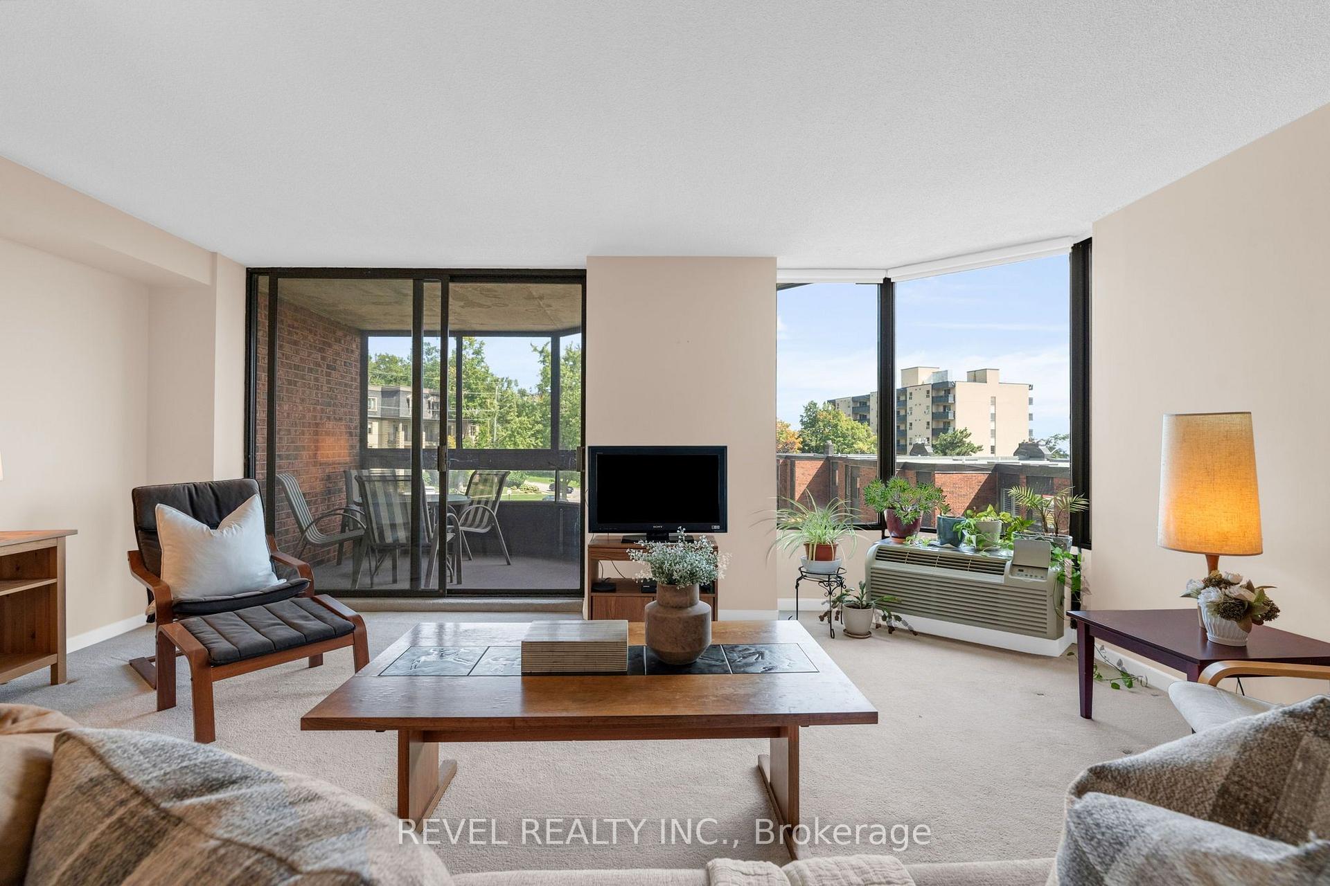 Photo 5 of Unit 305, 181 Collier Street, Barrie, North Shore — HOMEH