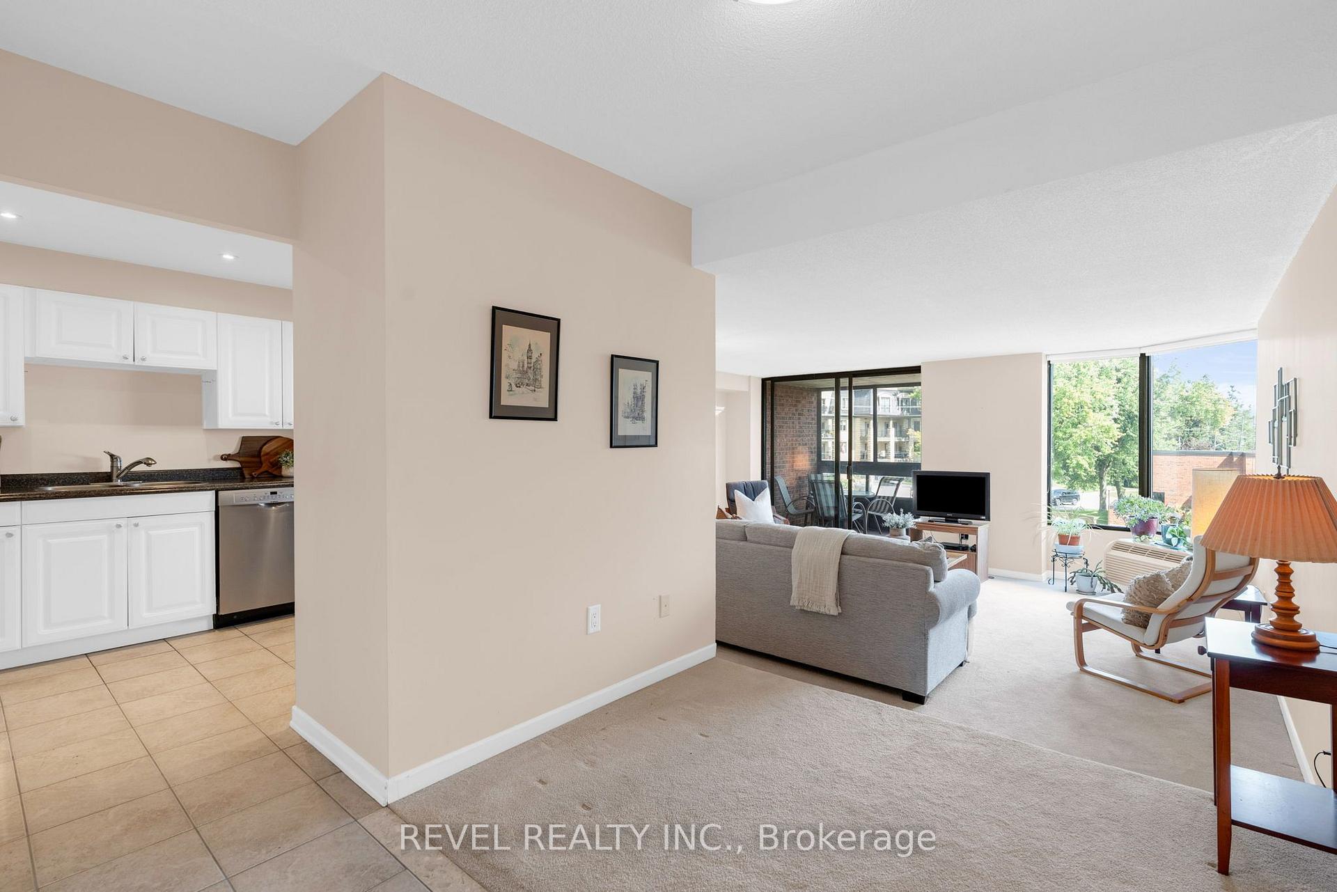 Photo 6 of Unit 305, 181 Collier Street, Barrie, North Shore — HOMEH