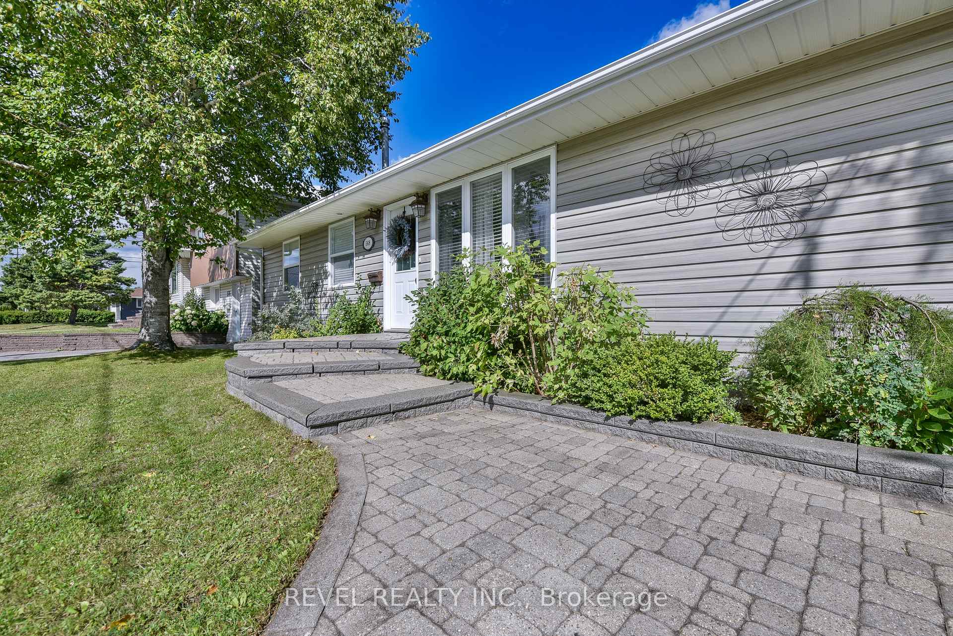 Photo 3 of 568 Tamarack Street, Timmins, TNE - North — HOMEH