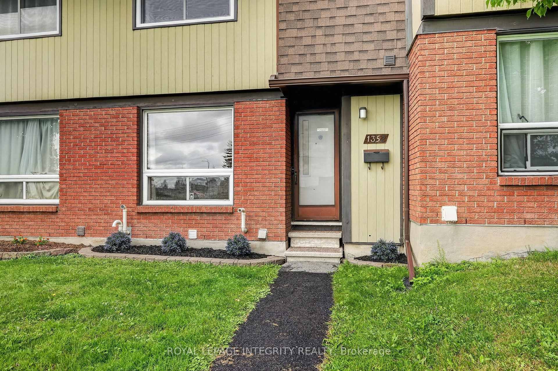 Photo 2 of 1352 Bakker Court, Ottawa, Convent Glen South — HOMEH