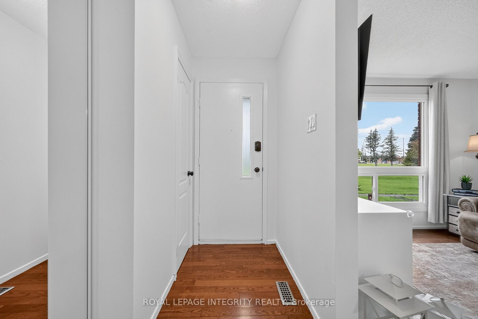 Photo 3 of 1352 Bakker Court, Ottawa, Convent Glen South — HOMEH