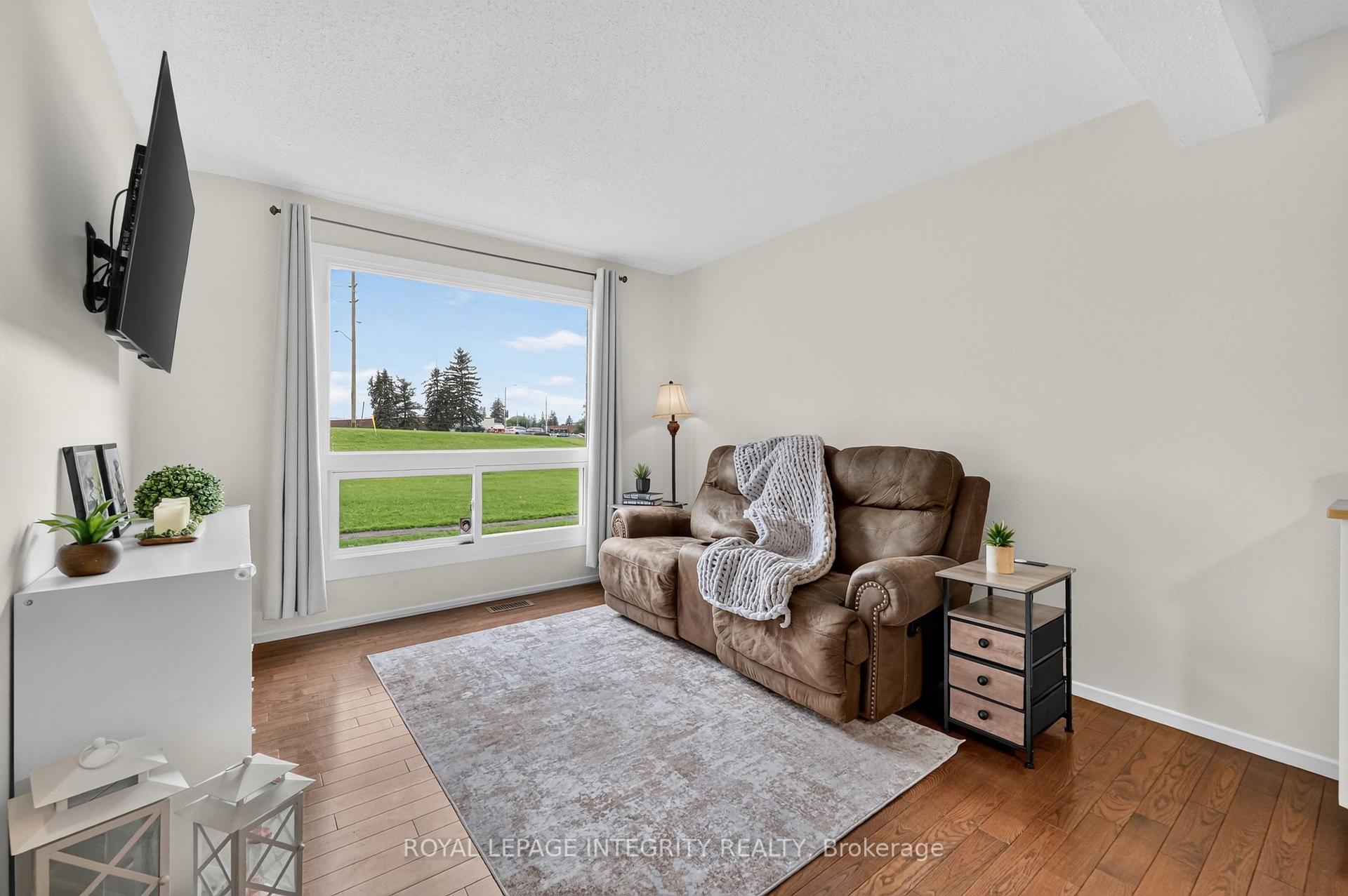 Photo 5 of 1352 Bakker Court, Ottawa, Convent Glen South — HOMEH