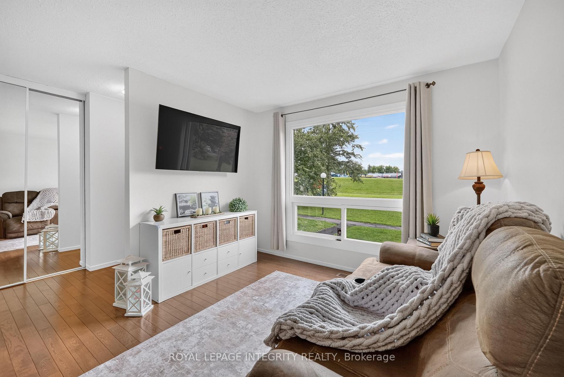 Photo 6 of 1352 Bakker Court, Ottawa, Convent Glen South — HOMEH