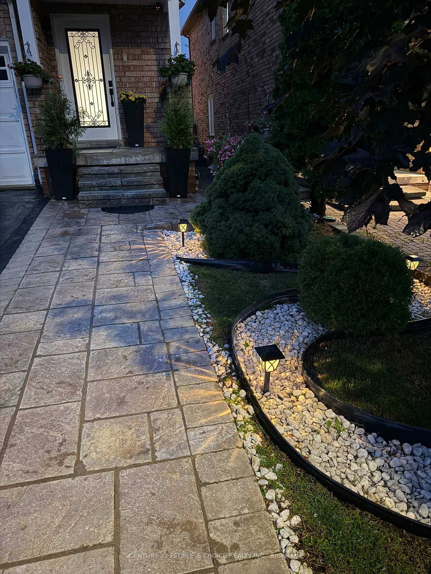 Photo 4 of 644 Madame Street, Mississauga, Meadowvale Village — HOMEH