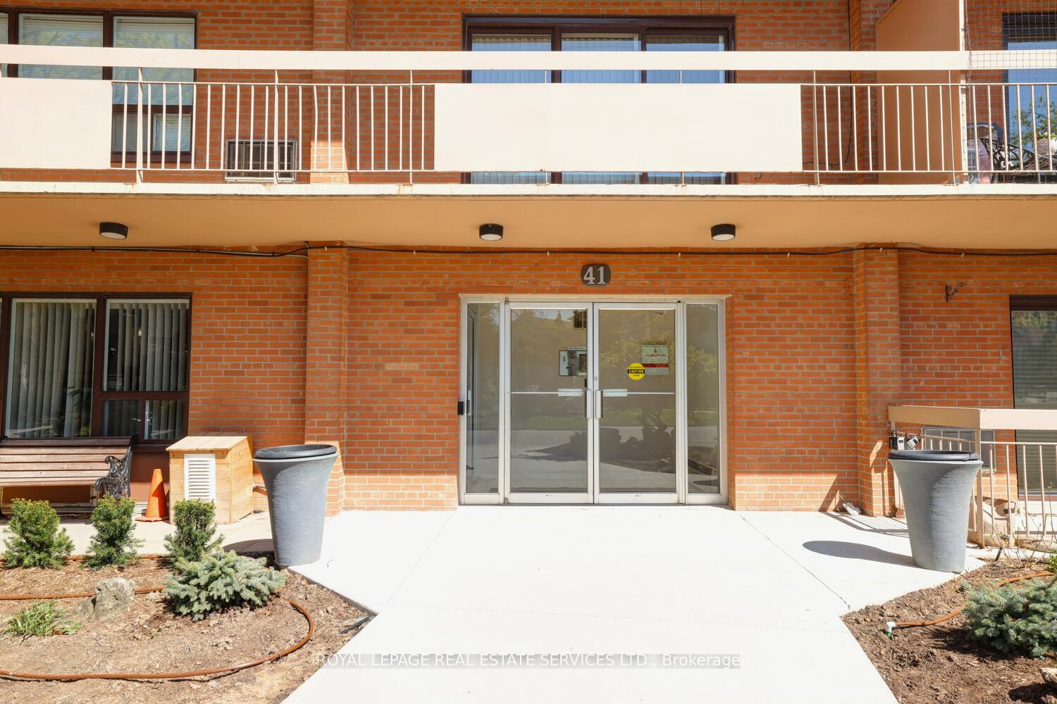 Photo 2 of Unit 104, 41 Lake Shore Drive, Etobicoke, New Toronto — HOMEH