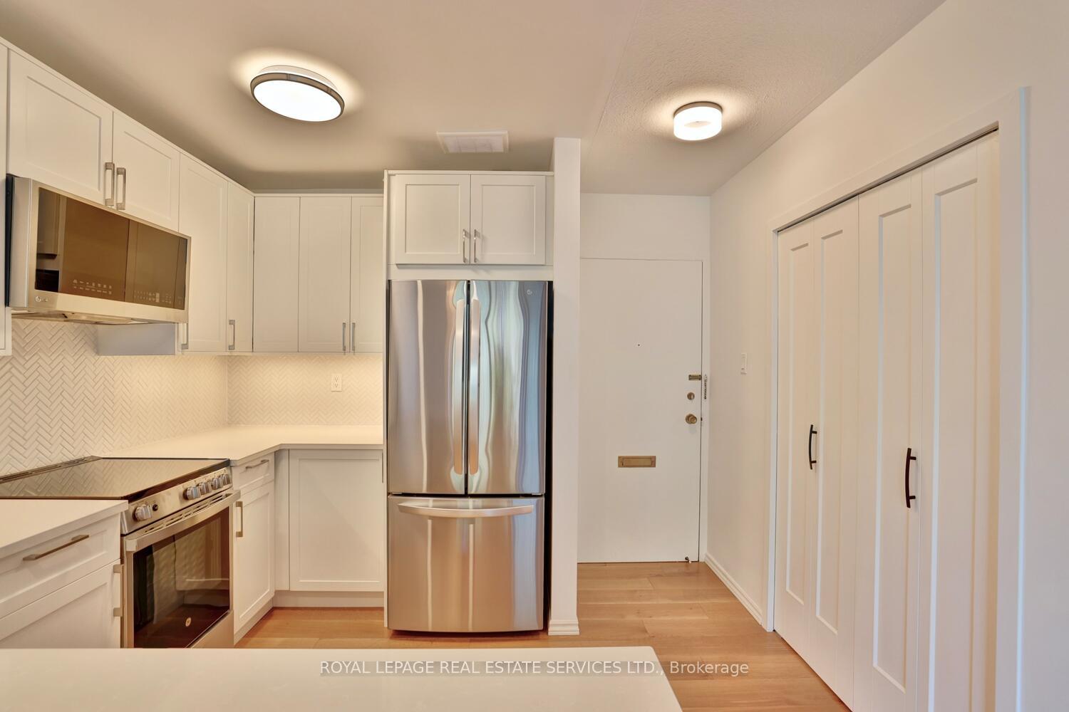 Photo 5 of Unit 104, 41 Lake Shore Drive, Etobicoke, New Toronto — HOMEH