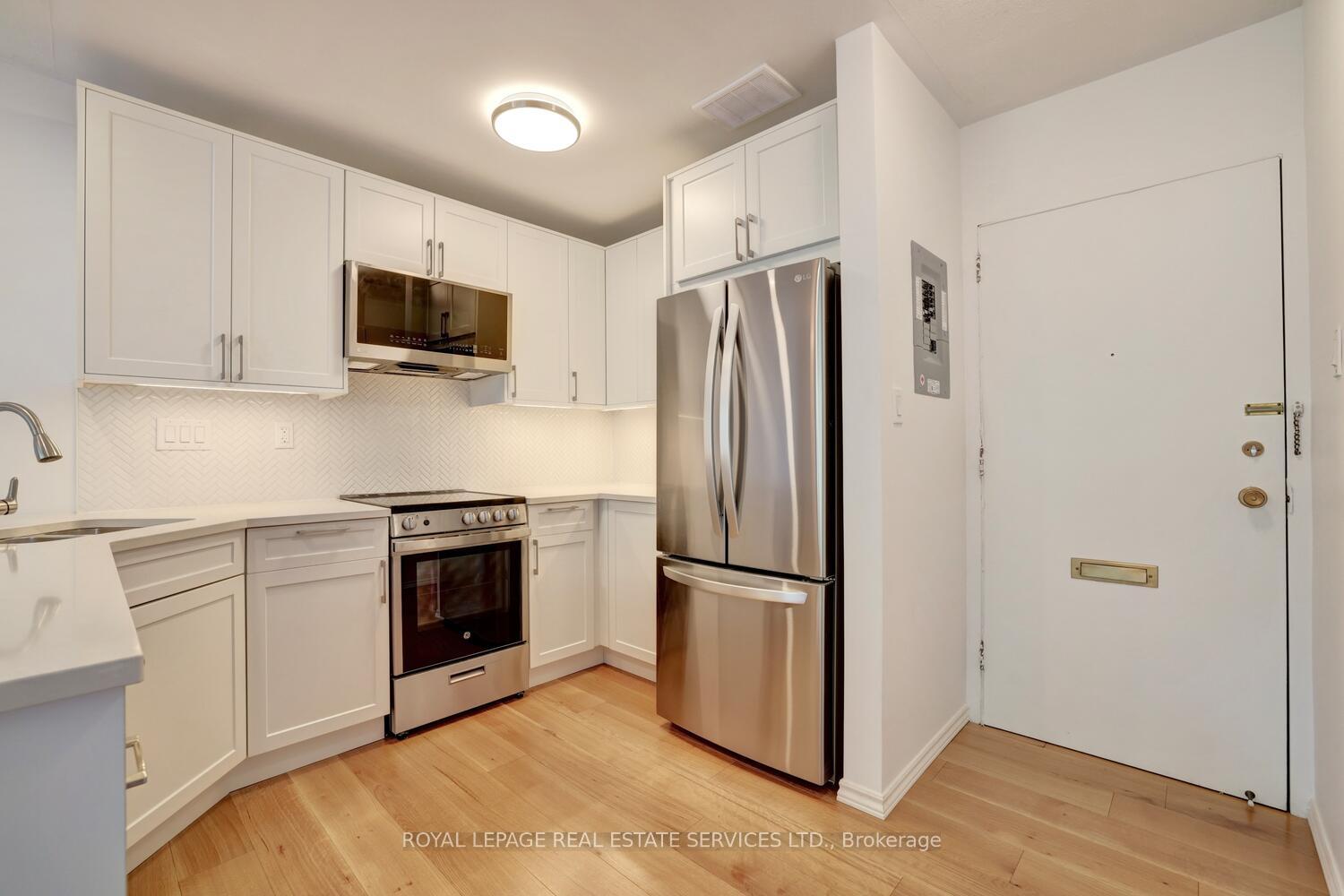 Photo 6 of Unit 104, 41 Lake Shore Drive, Etobicoke, New Toronto — HOMEH