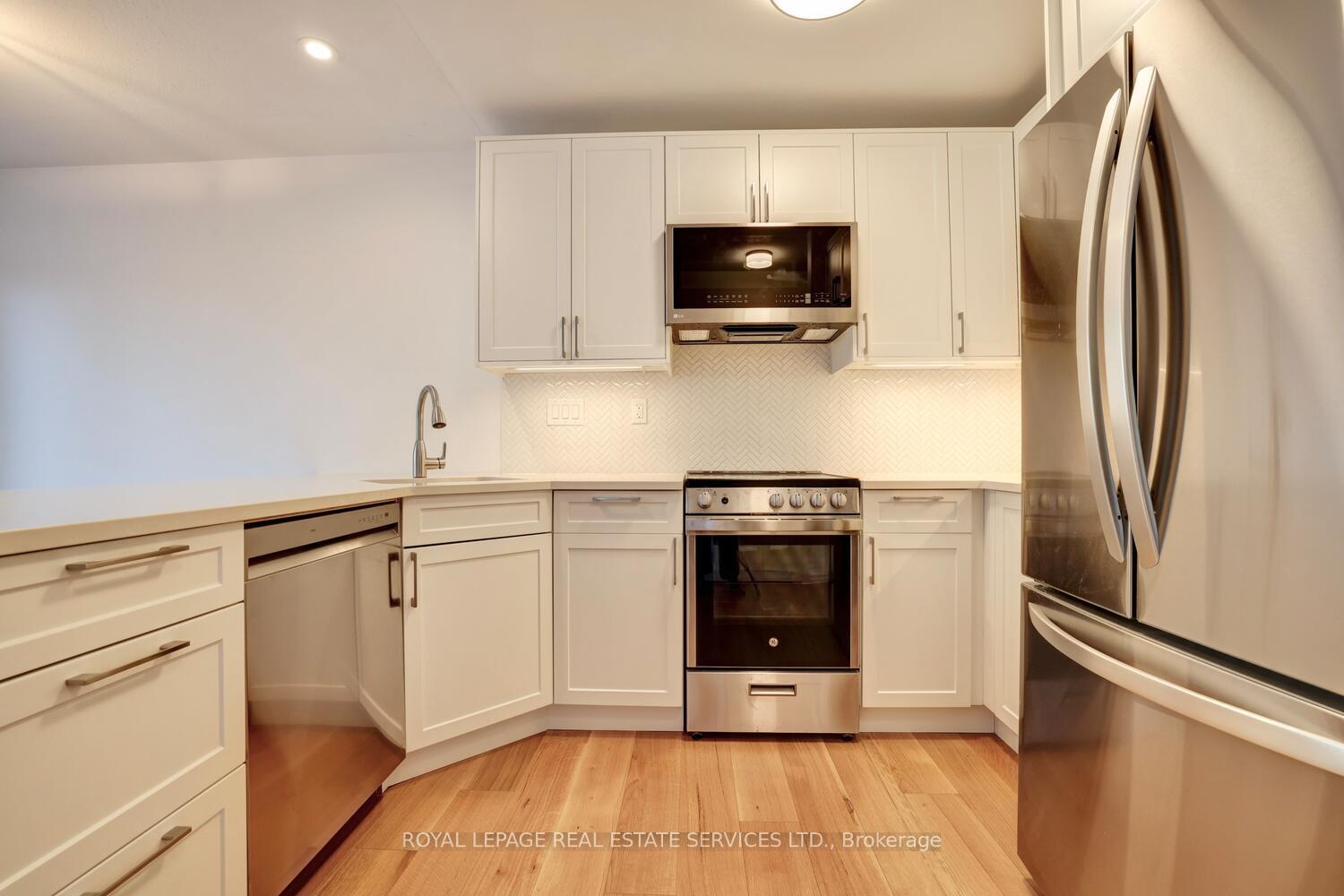 Photo 8 of Unit 104, 41 Lake Shore Drive, Etobicoke, New Toronto — HOMEH