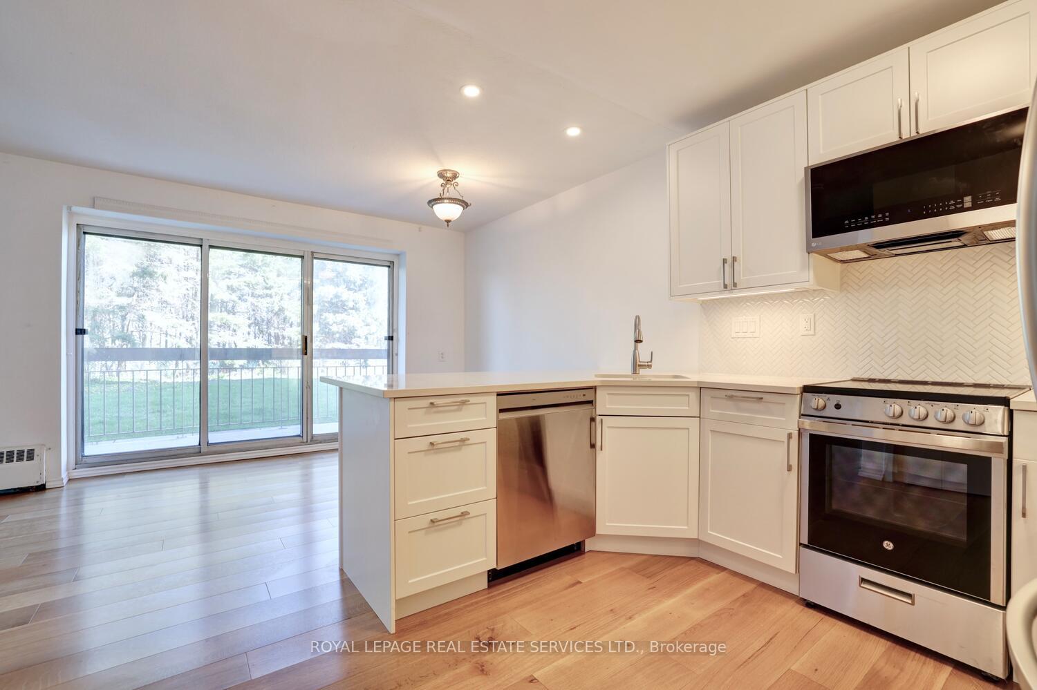 Photo 9 of Unit 104, 41 Lake Shore Drive, Etobicoke, New Toronto — HOMEH