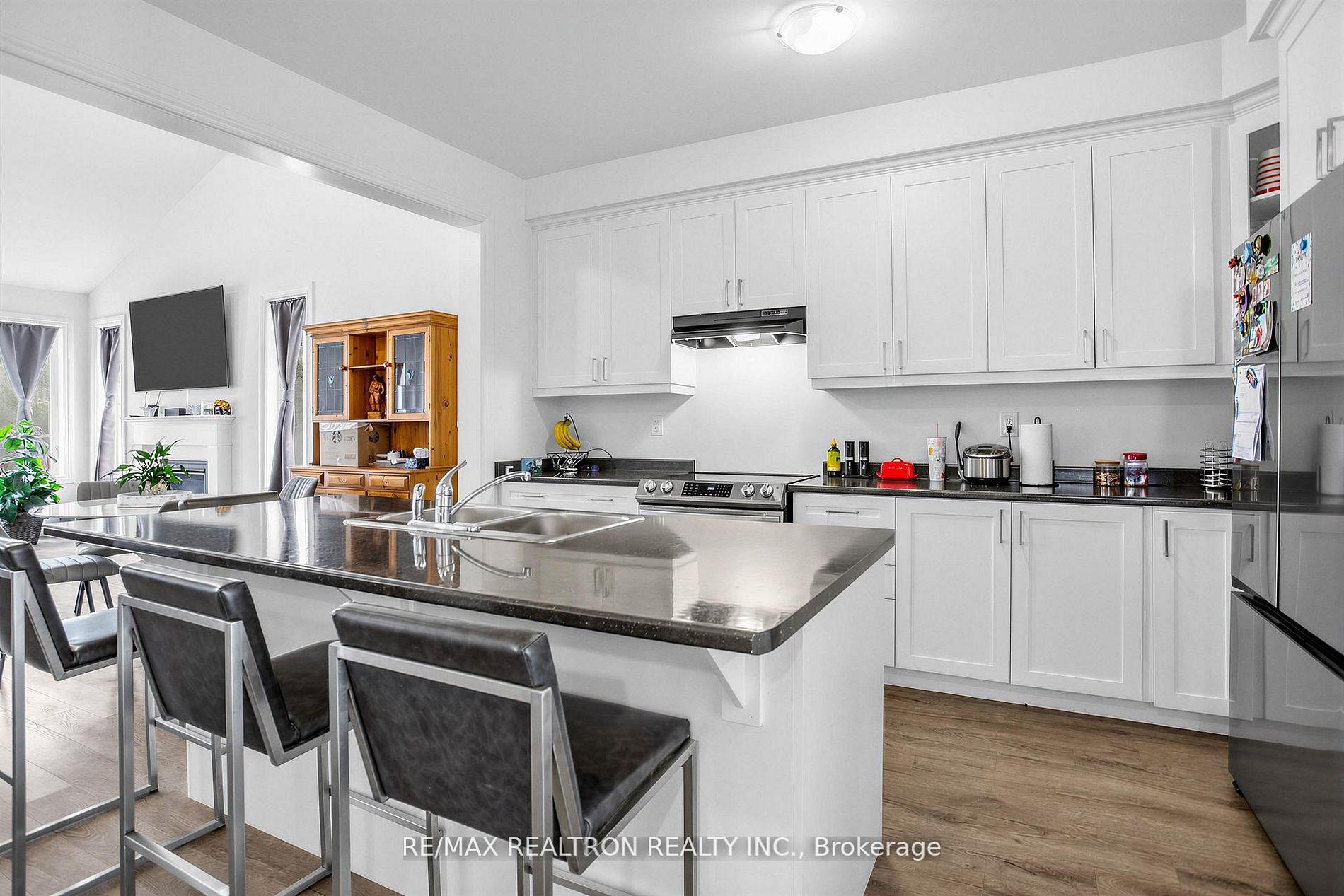 Photo 12 of 38 Chambery Street, Bracebridge, Macaulay — HOMEH