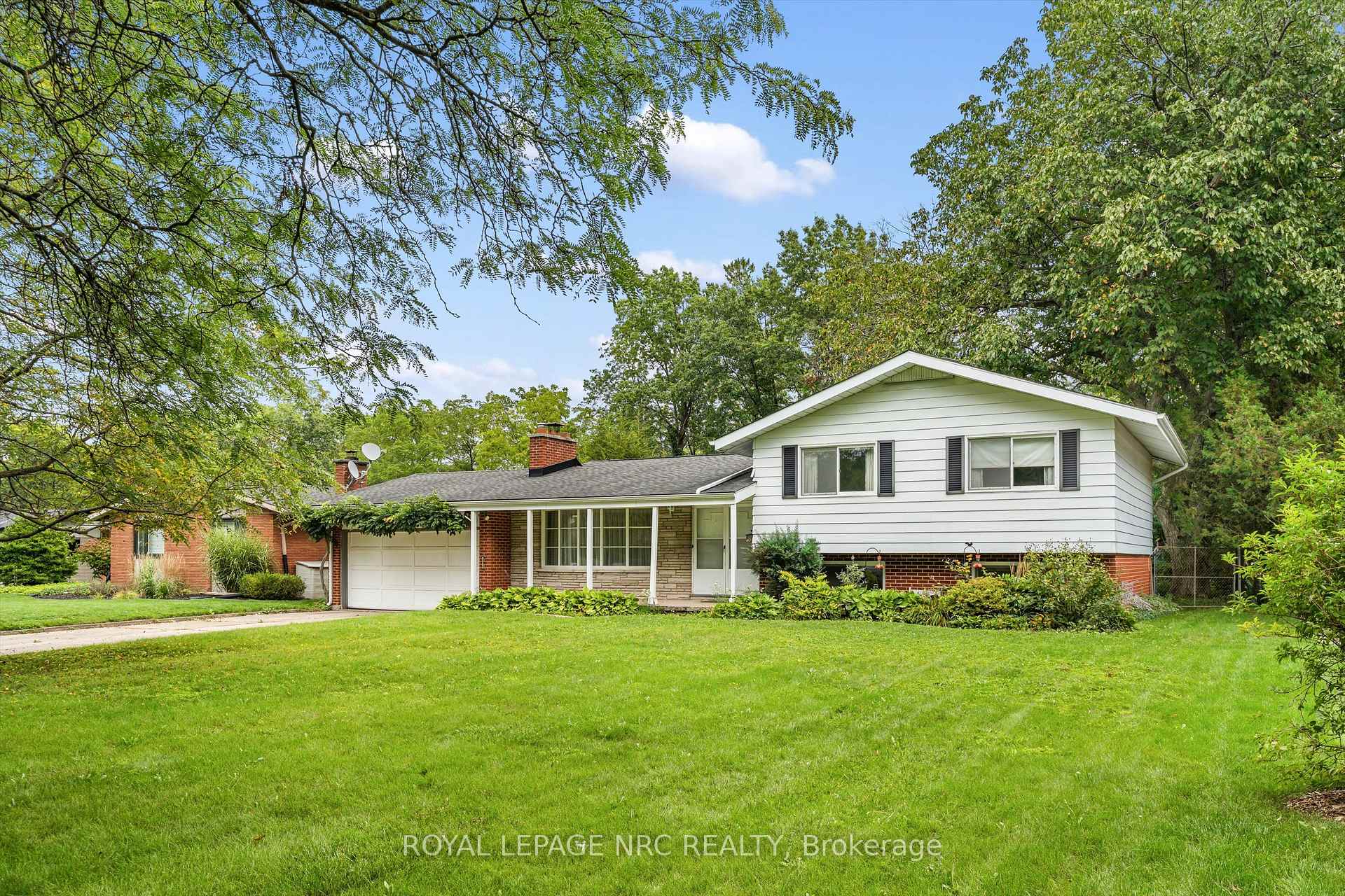 Photo 2 of 21 Parklane Crescent, St. Catharines, Glendale/Glenridge — HOMEH