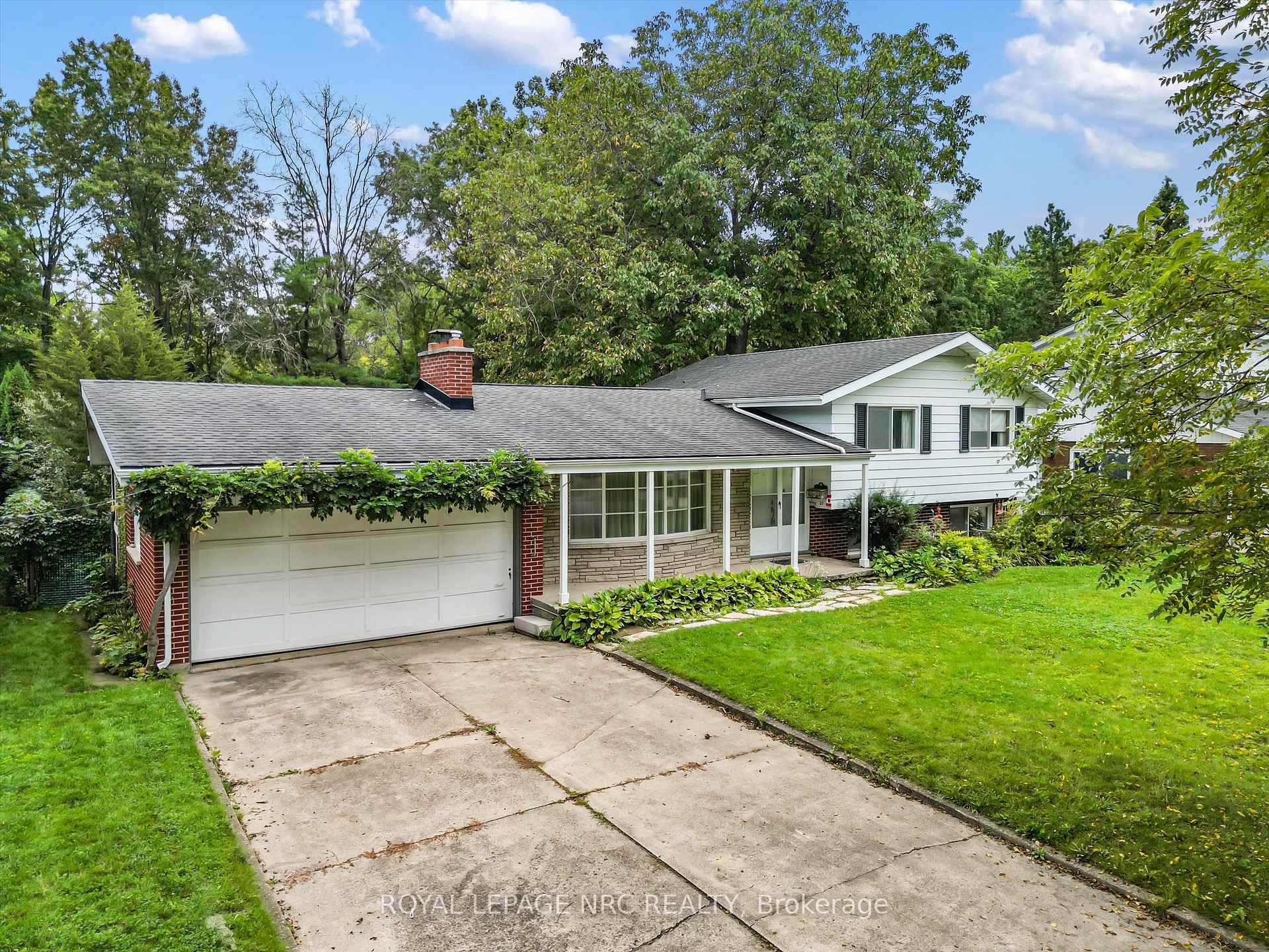 Photo 3 of 21 Parklane Crescent, St. Catharines, Glendale/Glenridge — HOMEH