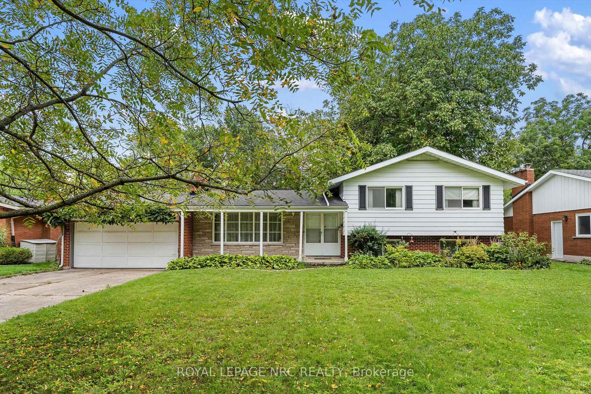 Photo 4 of 21 Parklane Crescent, St. Catharines, Glendale/Glenridge — HOMEH
