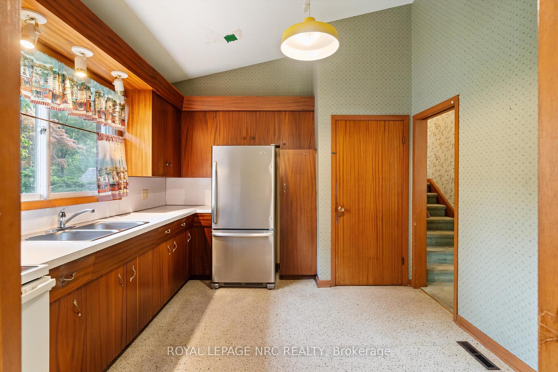 Photo 15 of 21 Parklane Crescent, St. Catharines, Glendale/Glenridge — HOMEH