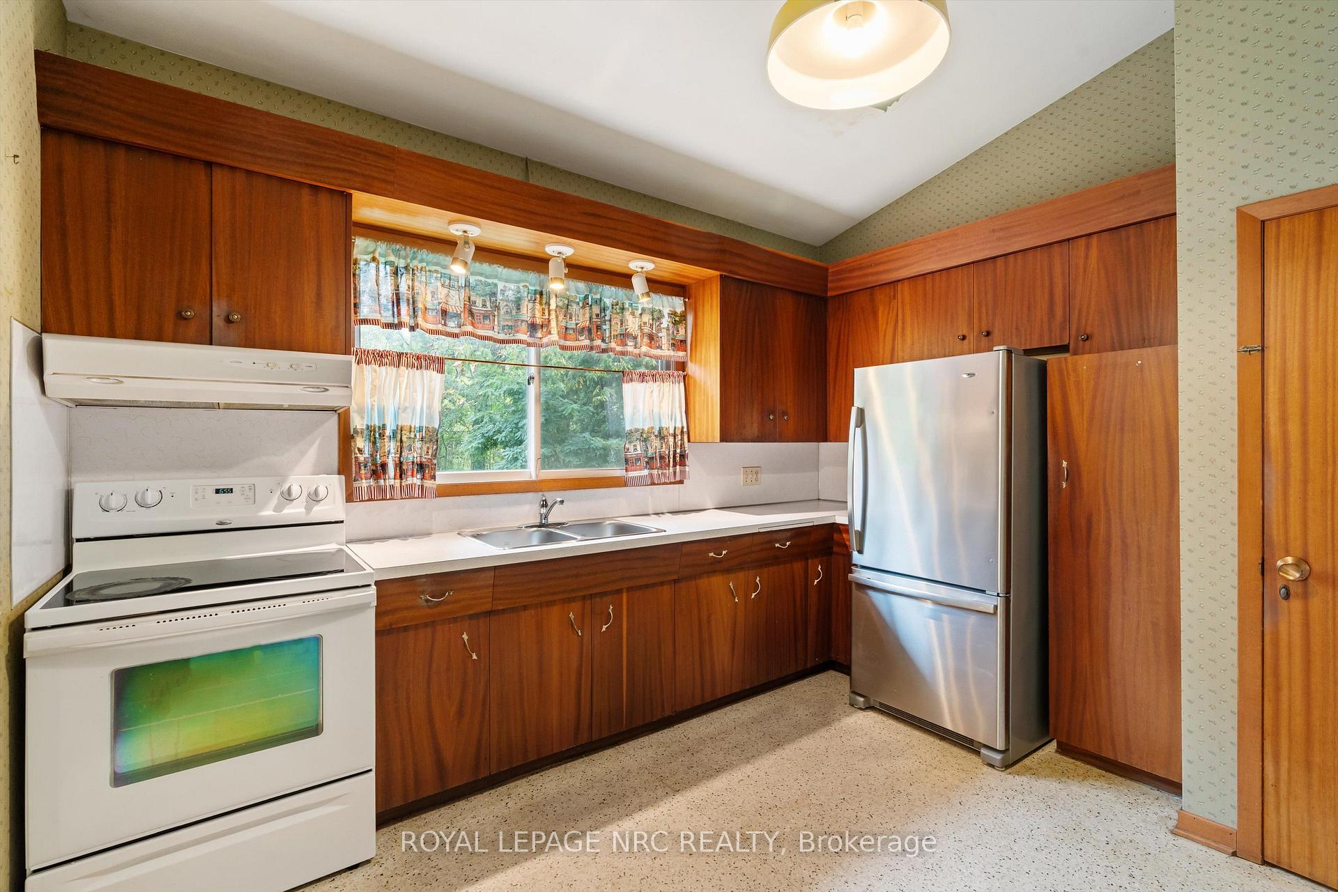 Photo 16 of 21 Parklane Crescent, St. Catharines, Glendale/Glenridge — HOMEH