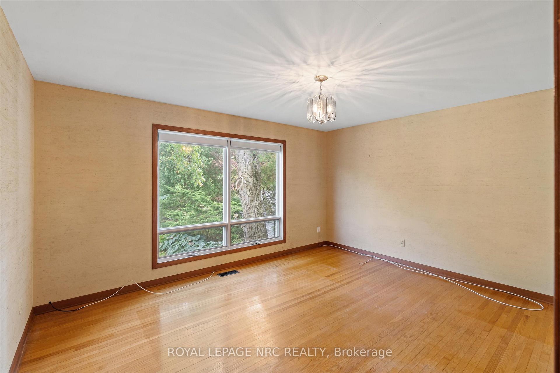 Photo 24 of 21 Parklane Crescent, St. Catharines, Glendale/Glenridge — HOMEH