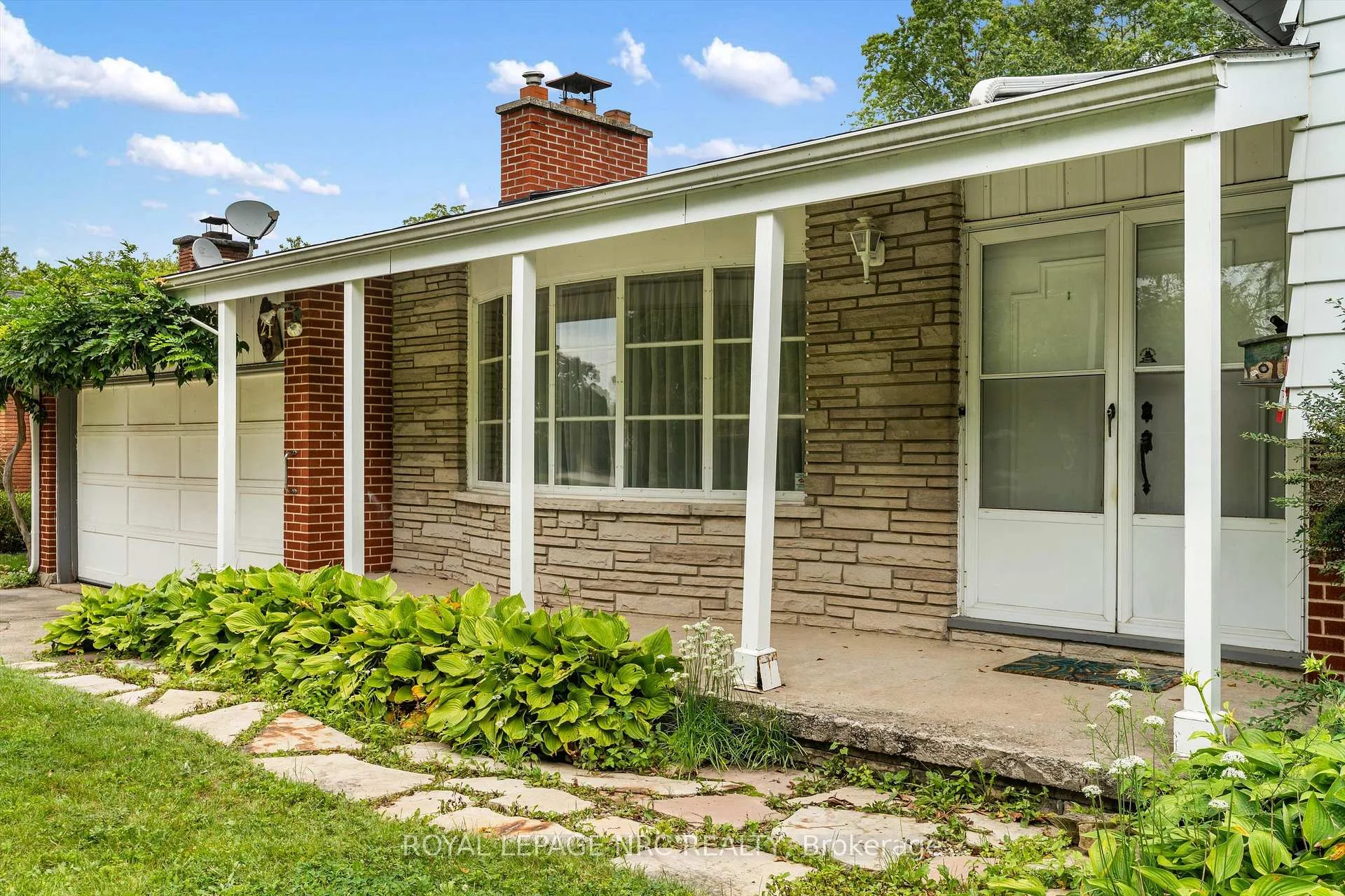 Photo 5 of 21 Parklane Crescent, St. Catharines, Glendale/Glenridge — HOMEH