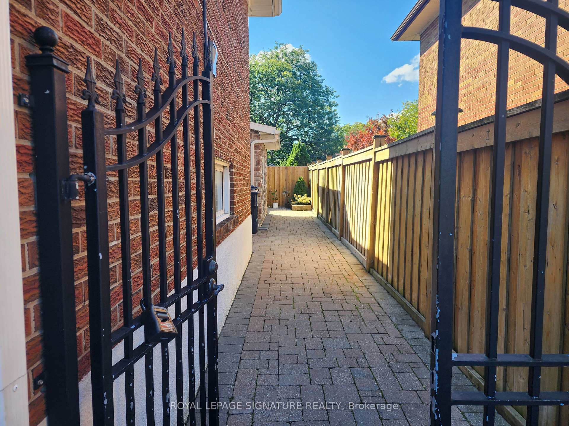 Photo 1 of 35 Summitcrest Drive, Etobicoke, Willowridge-Martingrove-Richview — HOMEH