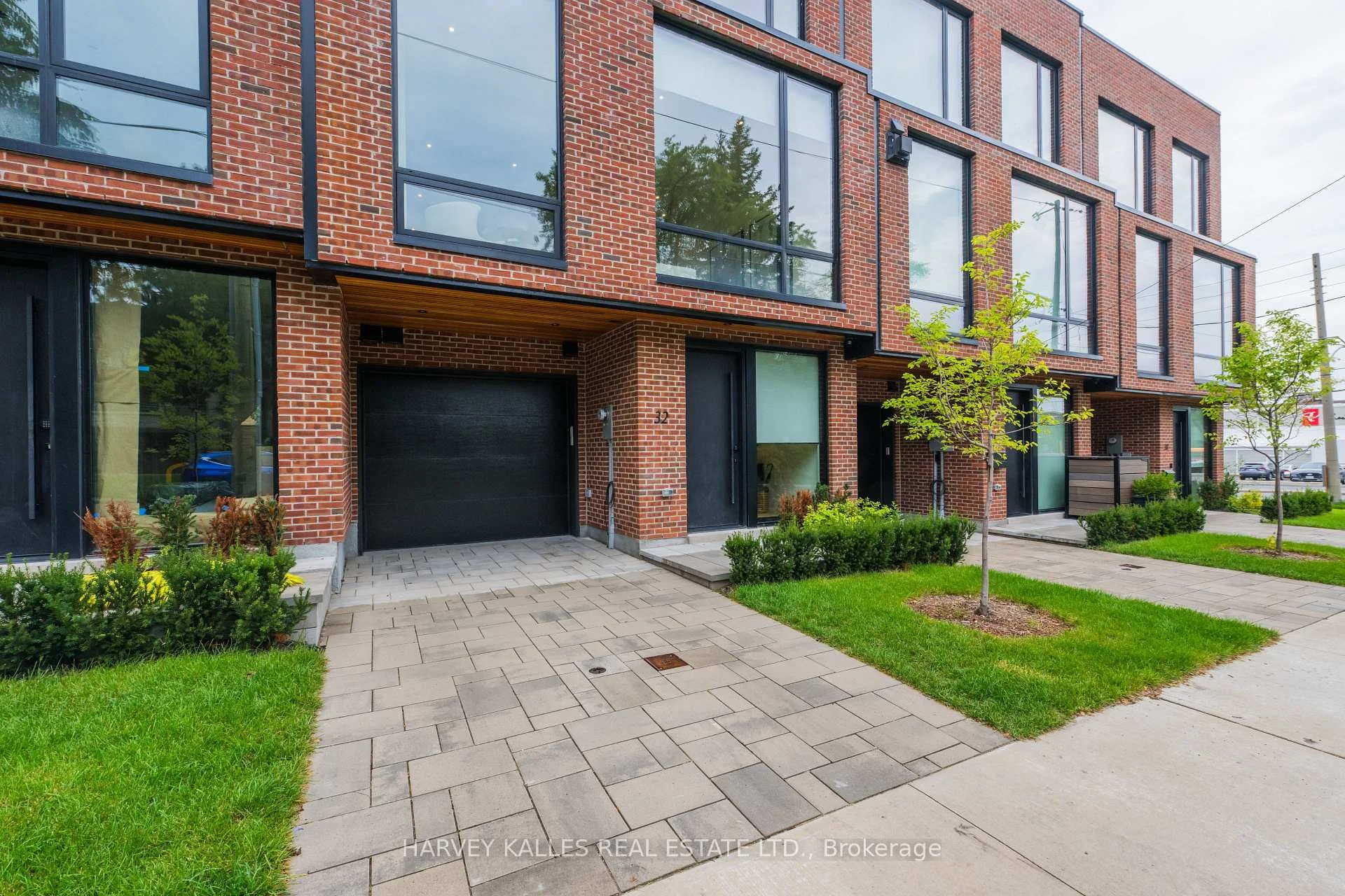 Photo 5 of 32 Evergreen Gardens, Toronto, Leaside — HOMEH