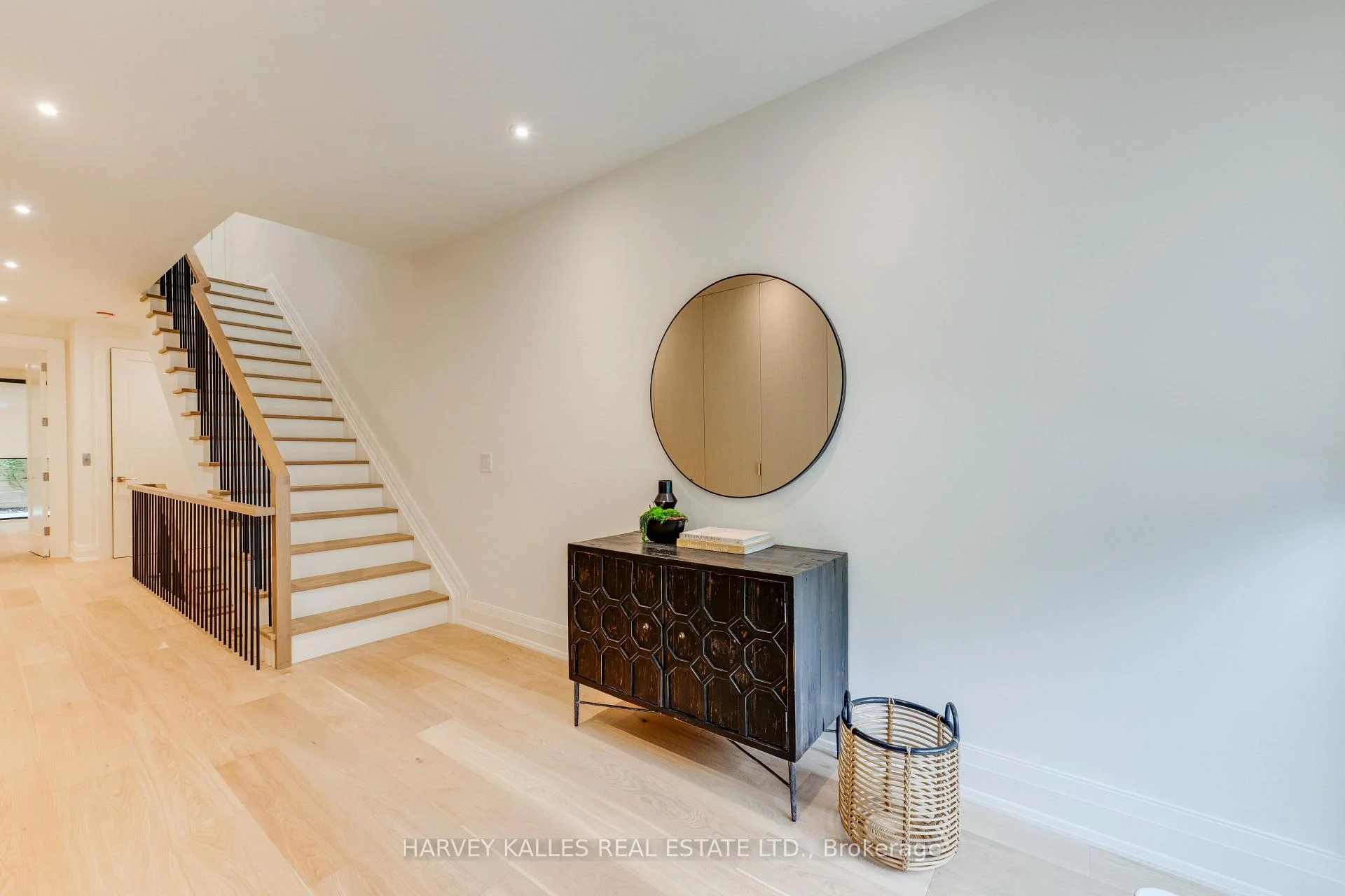 Photo 11 of 32 Evergreen Gardens, Toronto, Leaside — HOMEH