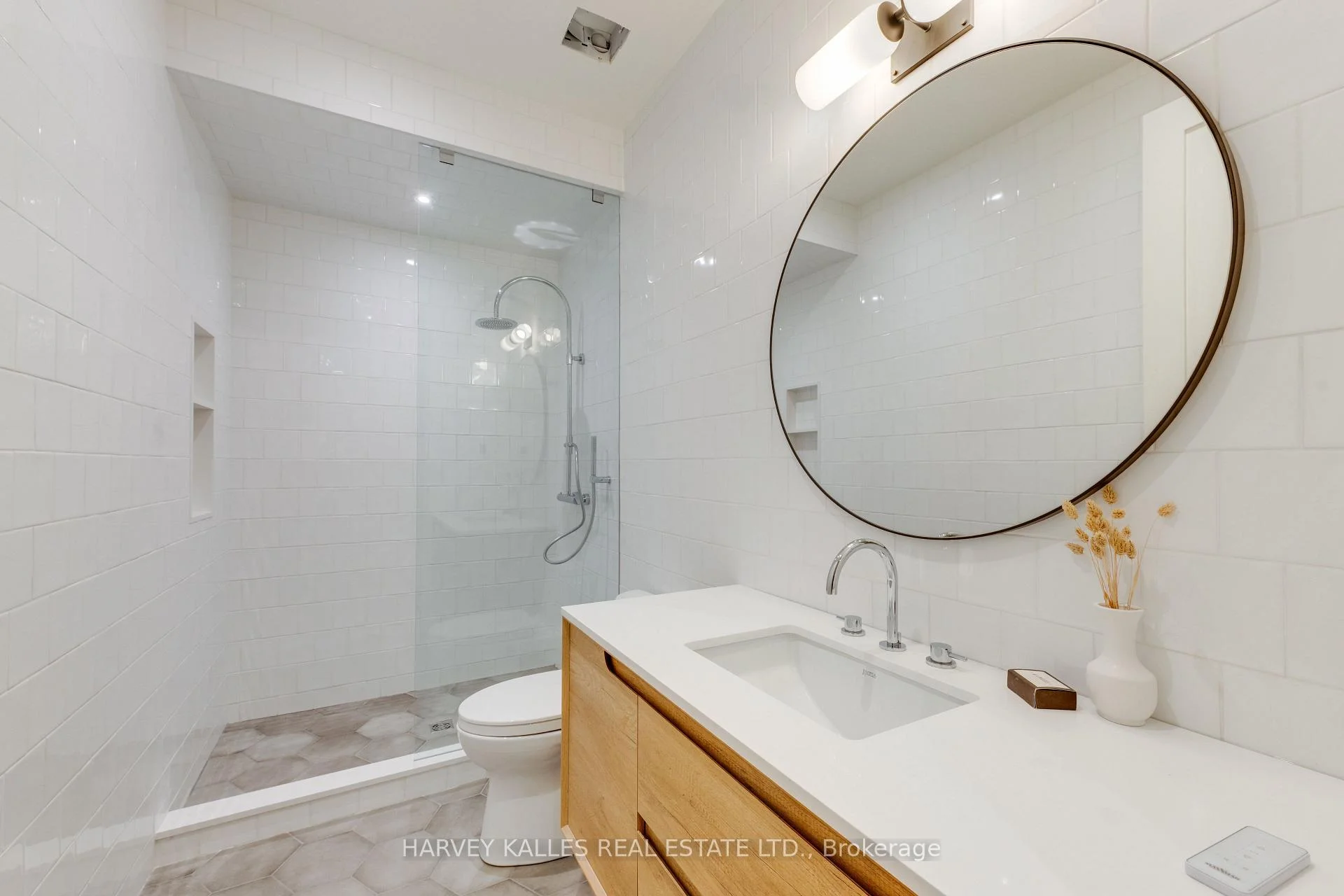 Photo 14 of 32 Evergreen Gardens, Toronto, Leaside — HOMEH