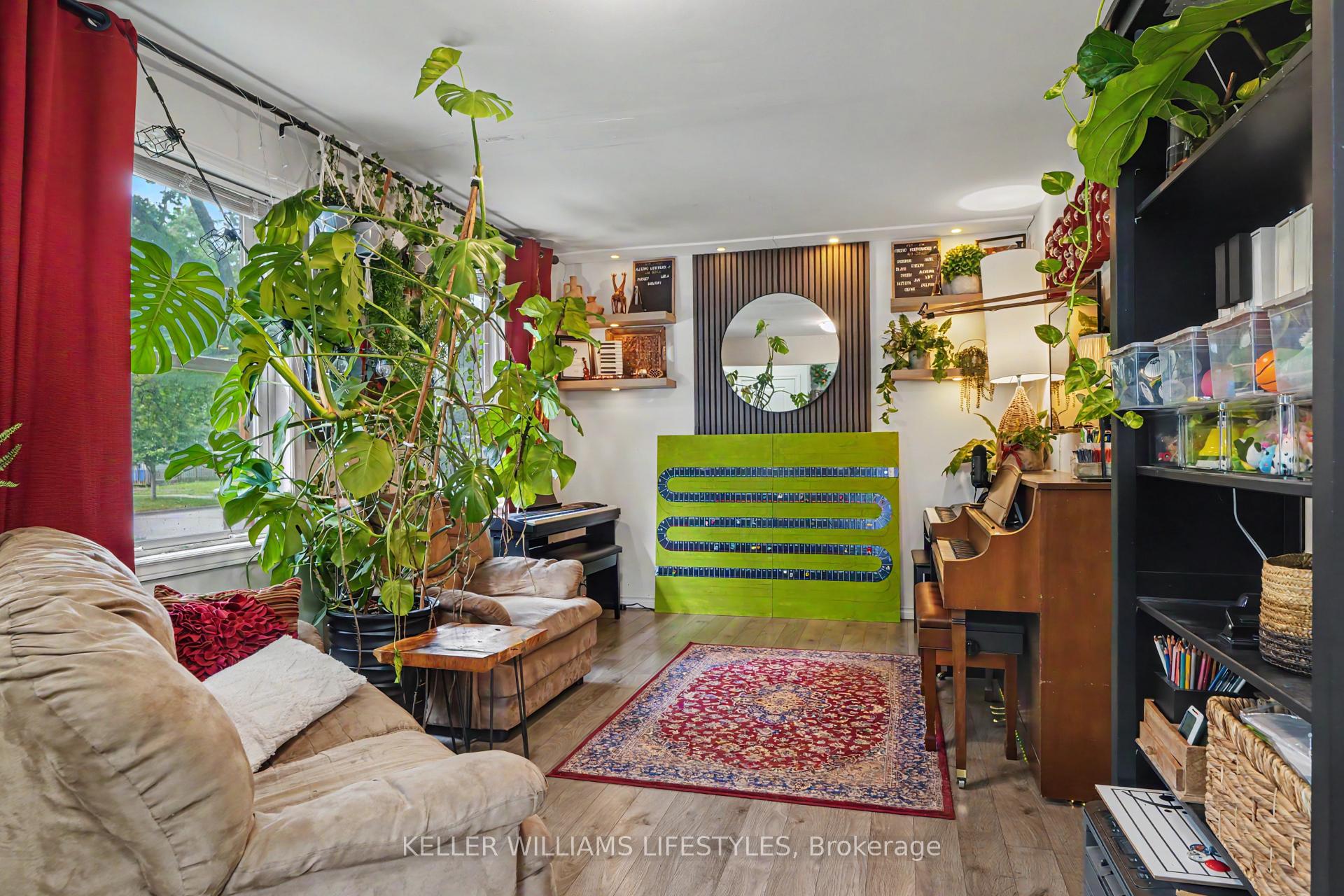 Photo 4 of 68 Apeldoorn Crescent, London, East C — HOMEH