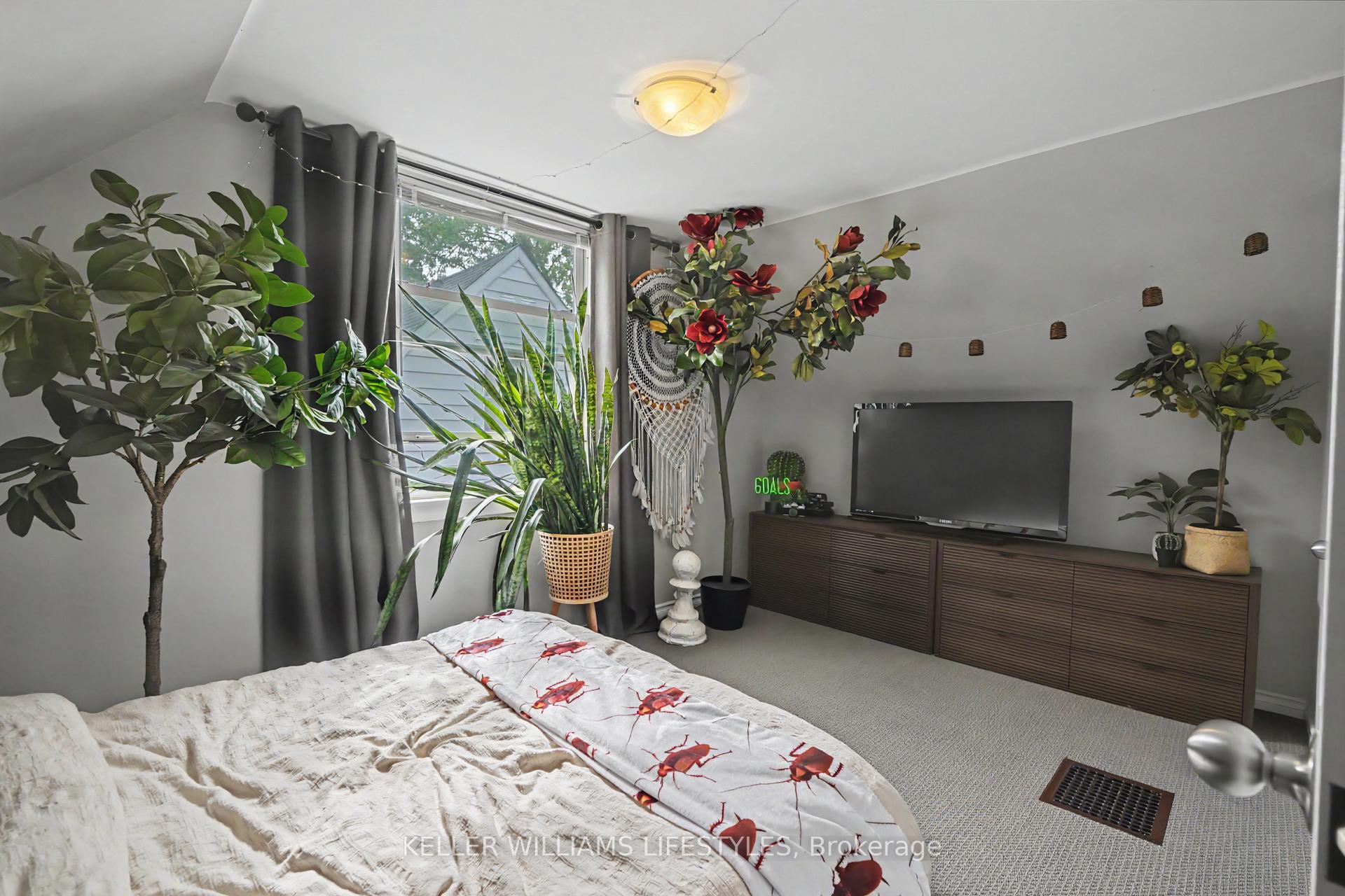 Photo 12 of 68 Apeldoorn Crescent, London, East C — HOMEH