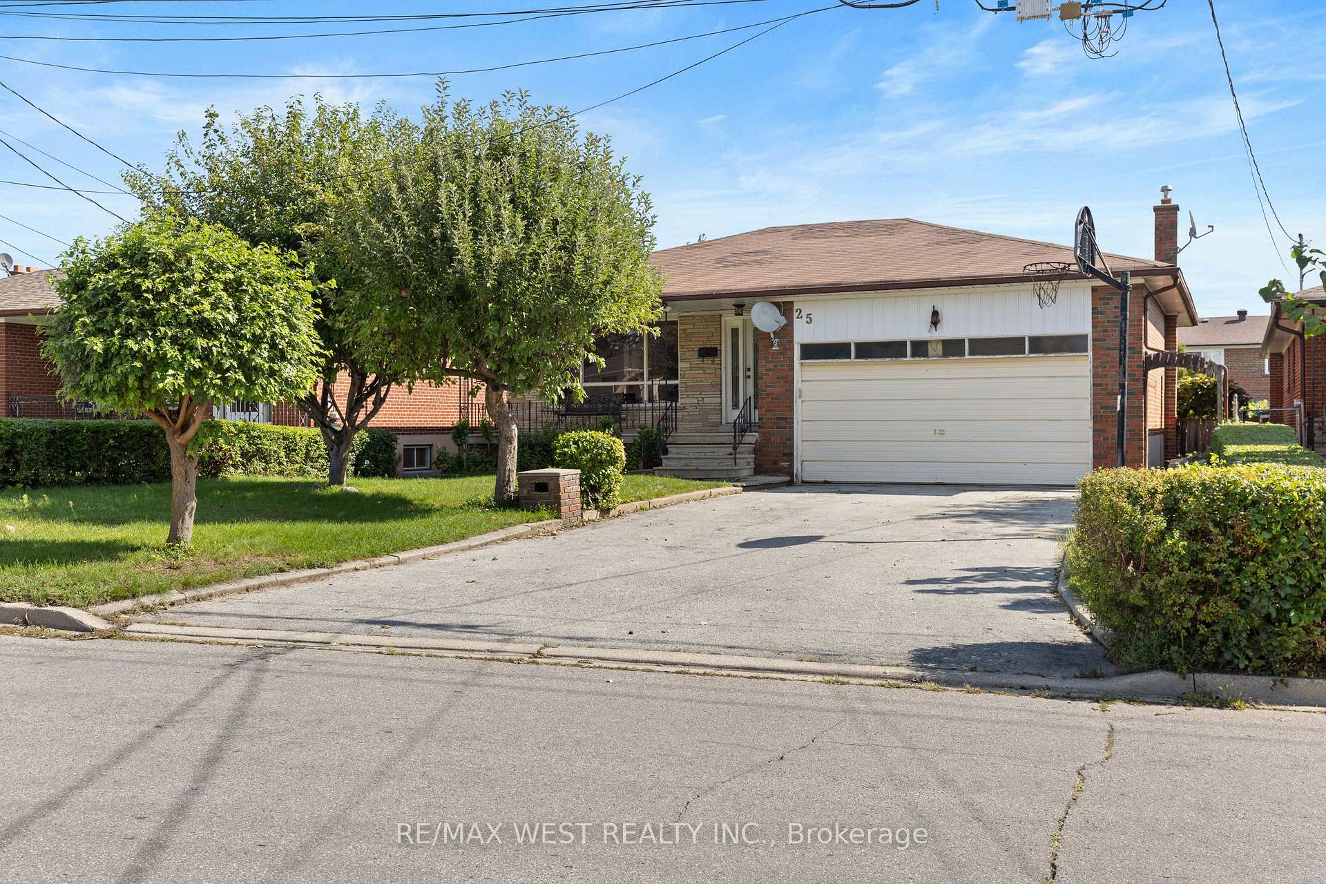 Photo 2 of 25 Apted Avenue, North York, Humber Summit — HOMEH