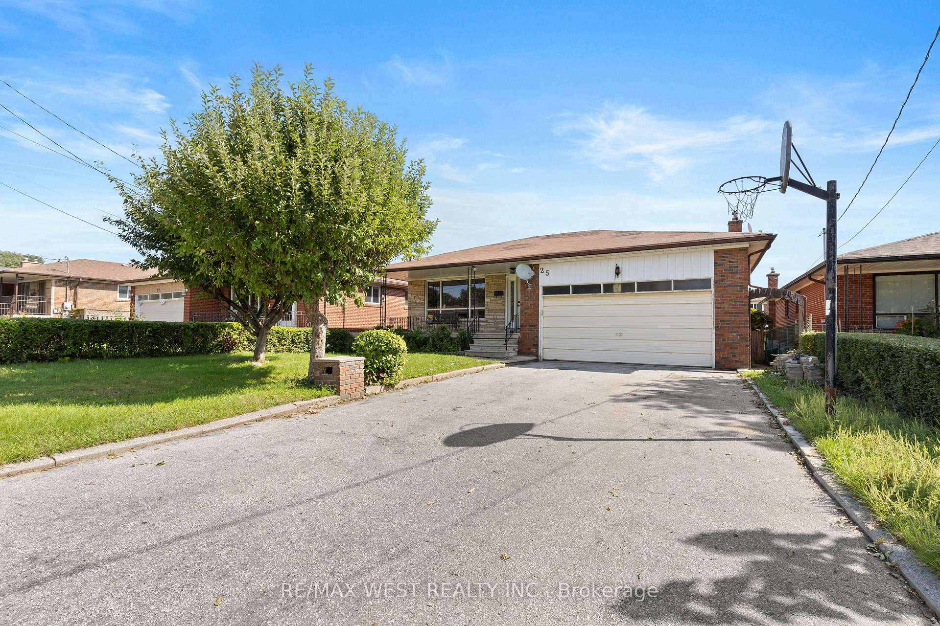 Photo 3 of 25 Apted Avenue, North York, Humber Summit — HOMEH