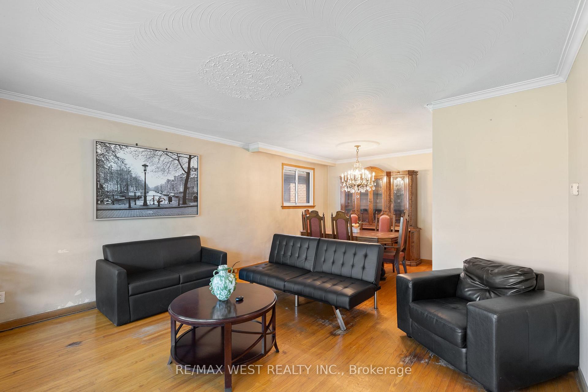 Photo 4 of 25 Apted Avenue, North York, Humber Summit — HOMEH