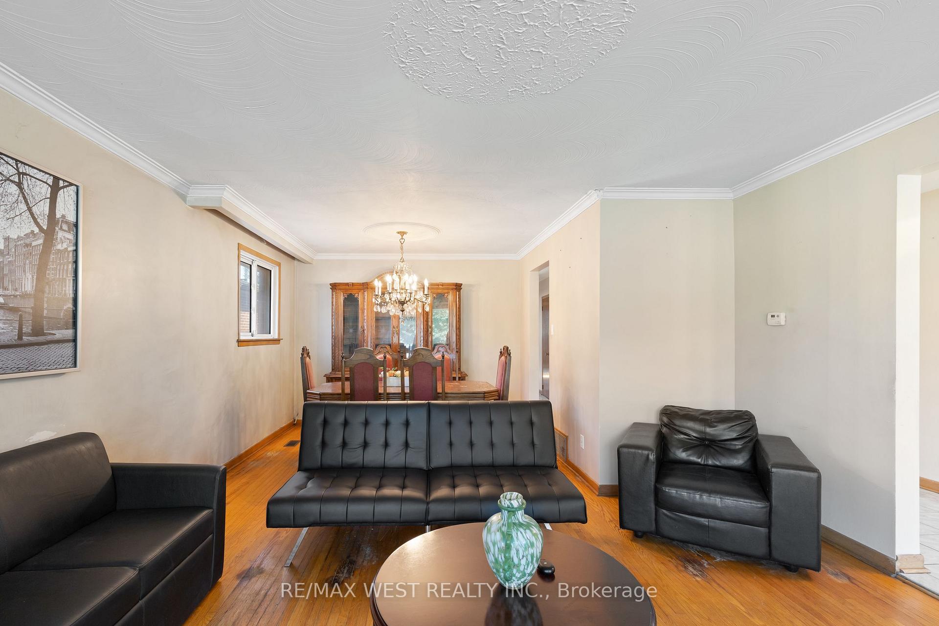Photo 5 of 25 Apted Avenue, North York, Humber Summit — HOMEH