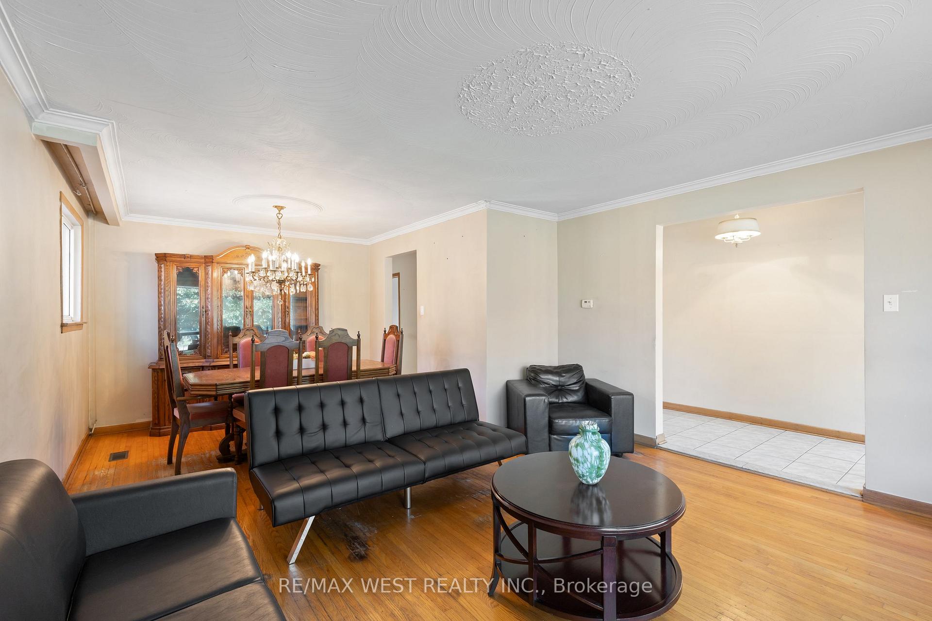 Photo 6 of 25 Apted Avenue, North York, Humber Summit — HOMEH