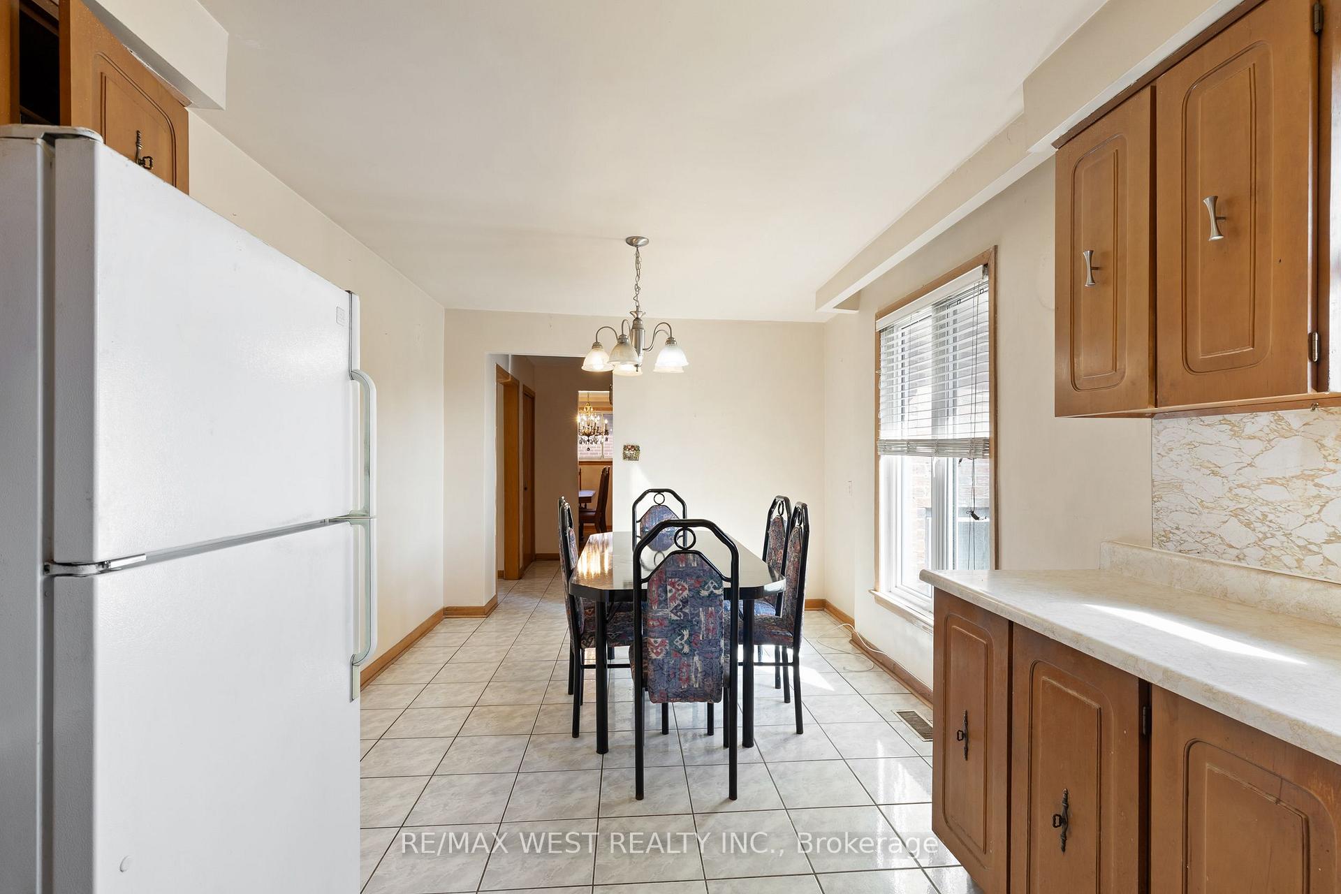 Photo 8 of 25 Apted Avenue, North York, Humber Summit — HOMEH