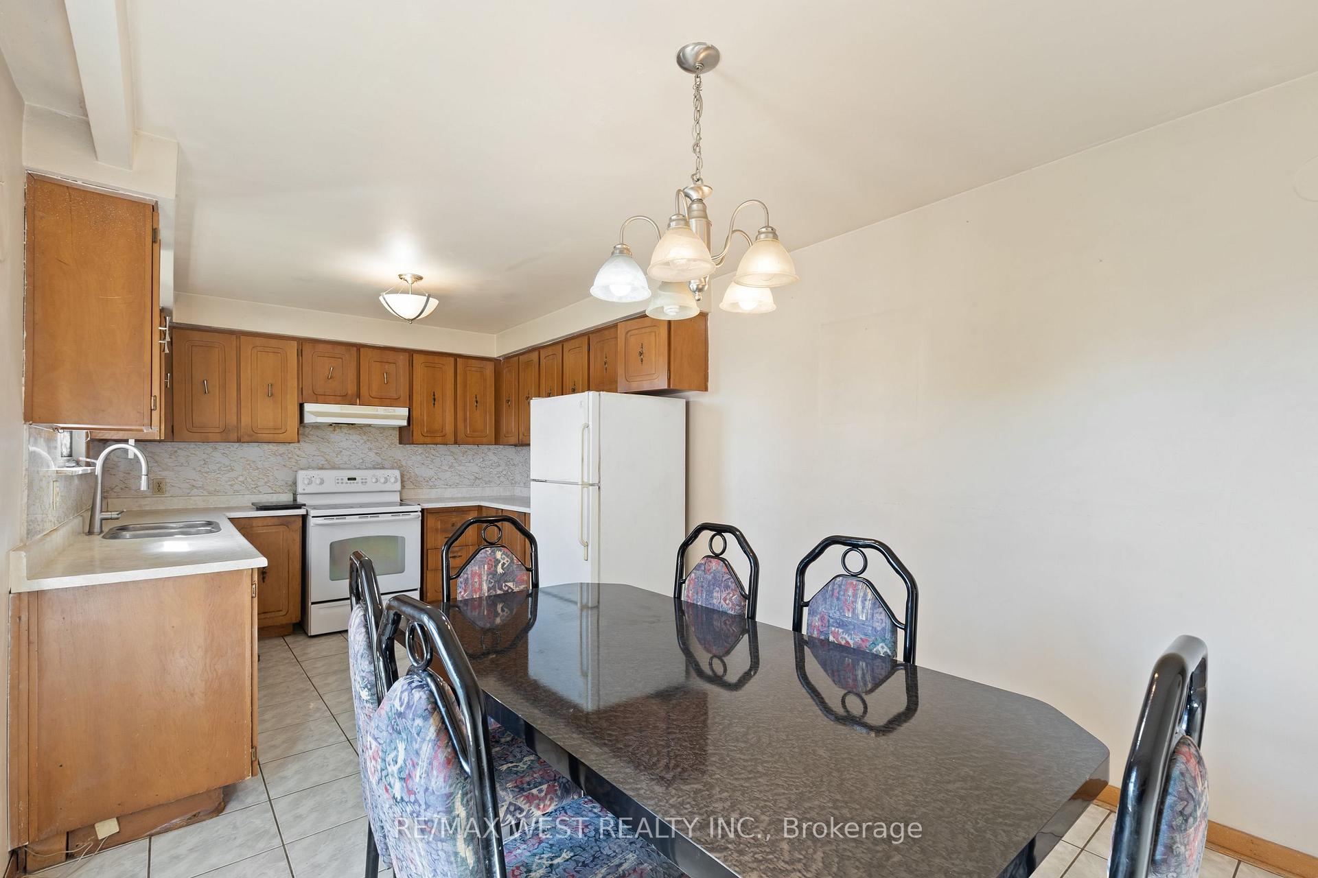 Photo 9 of 25 Apted Avenue, North York, Humber Summit — HOMEH