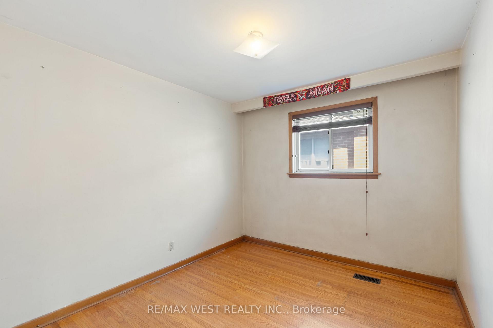 Photo 10 of 25 Apted Avenue, North York, Humber Summit — HOMEH